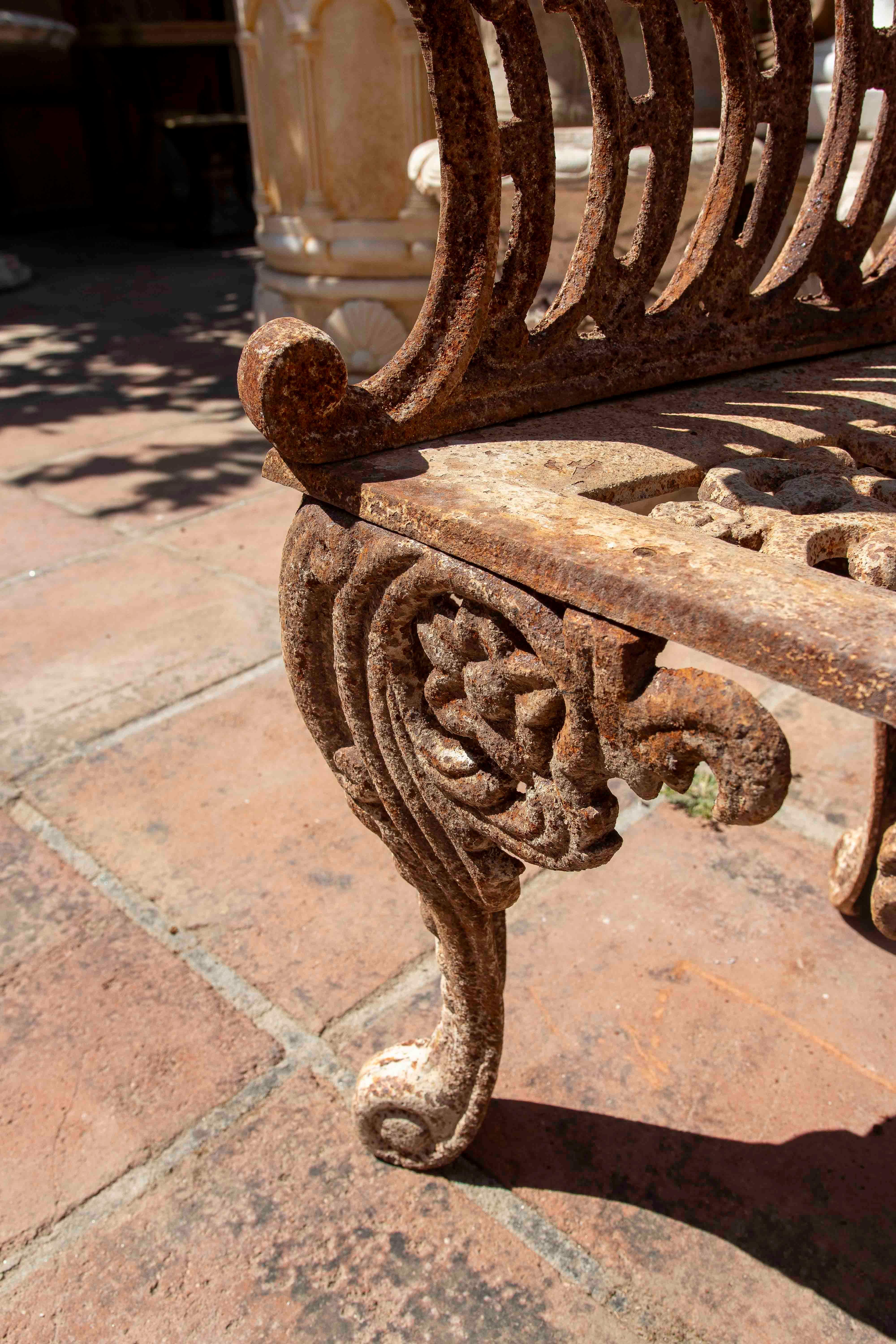 Panchina in ferro degli anni '90 con decorazione ornamentale e patina antica in vendita 7