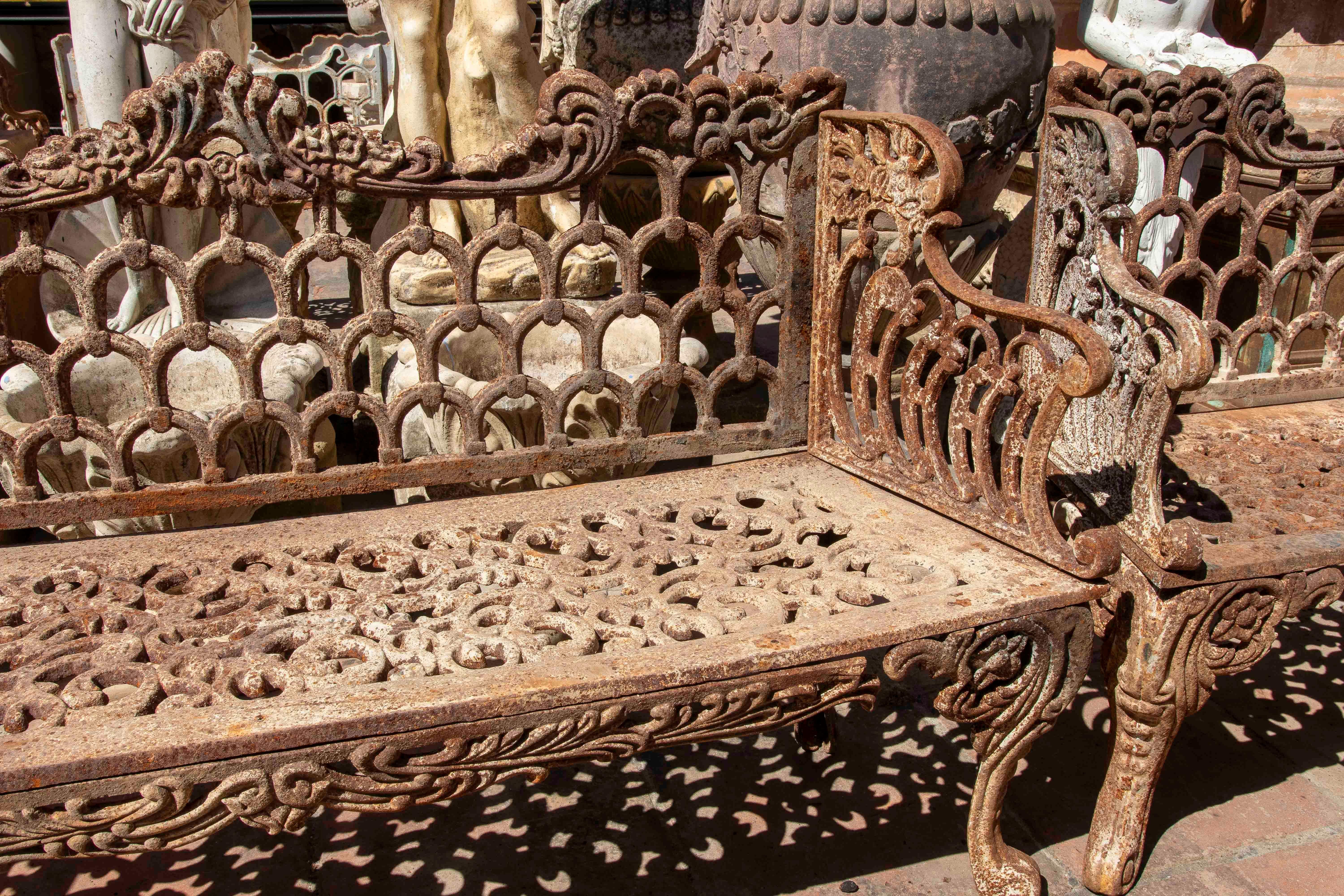 Europeo Panchina in ferro degli anni '90 con decorazione ornamentale e patina antica in vendita