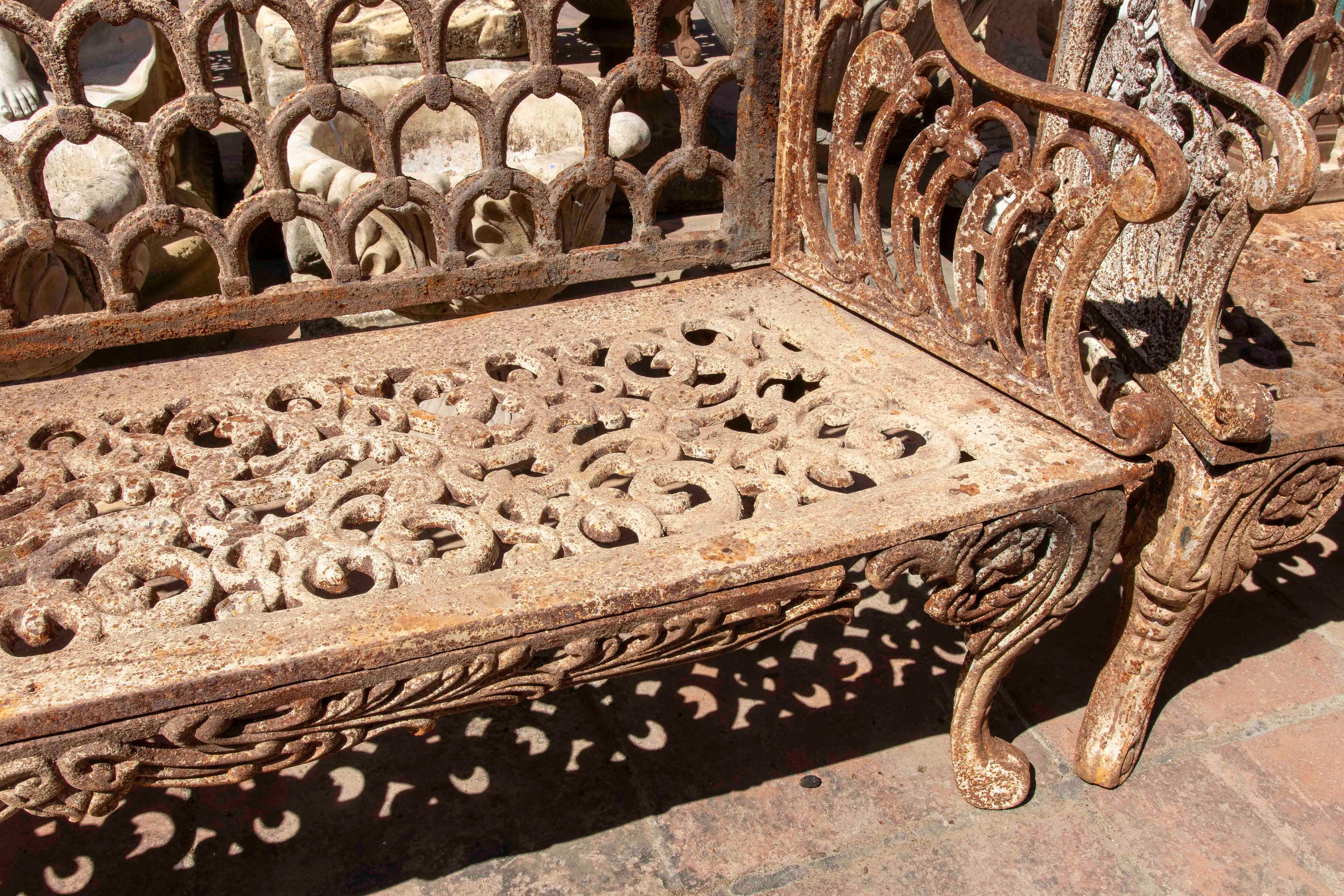 Panchina in ferro degli anni '90 con decorazione ornamentale e patina antica In condizioni buone in vendita a Marbella, ES
