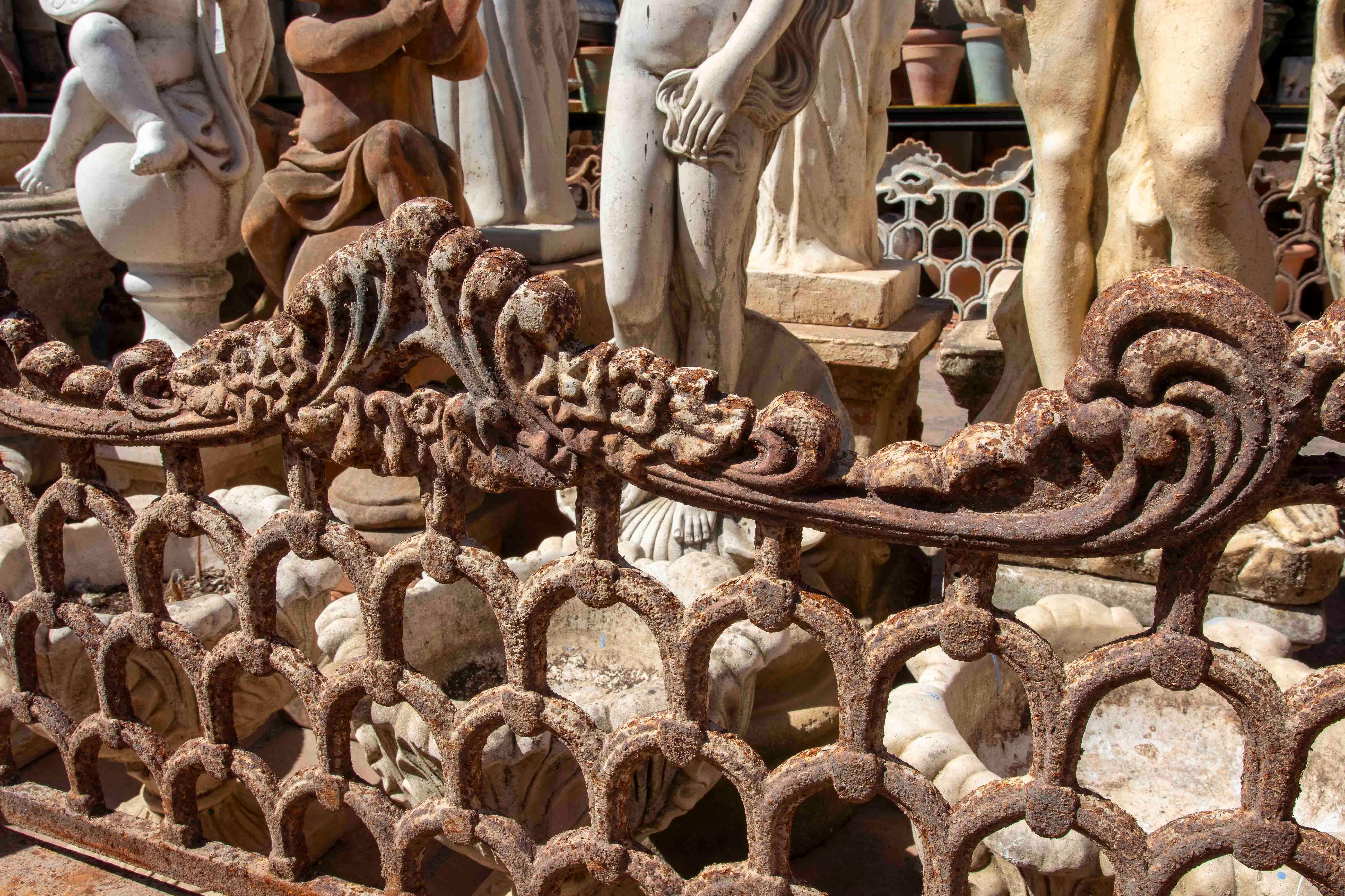 Panchina in ferro degli anni '90 con decorazione ornamentale e patina antica in vendita 1