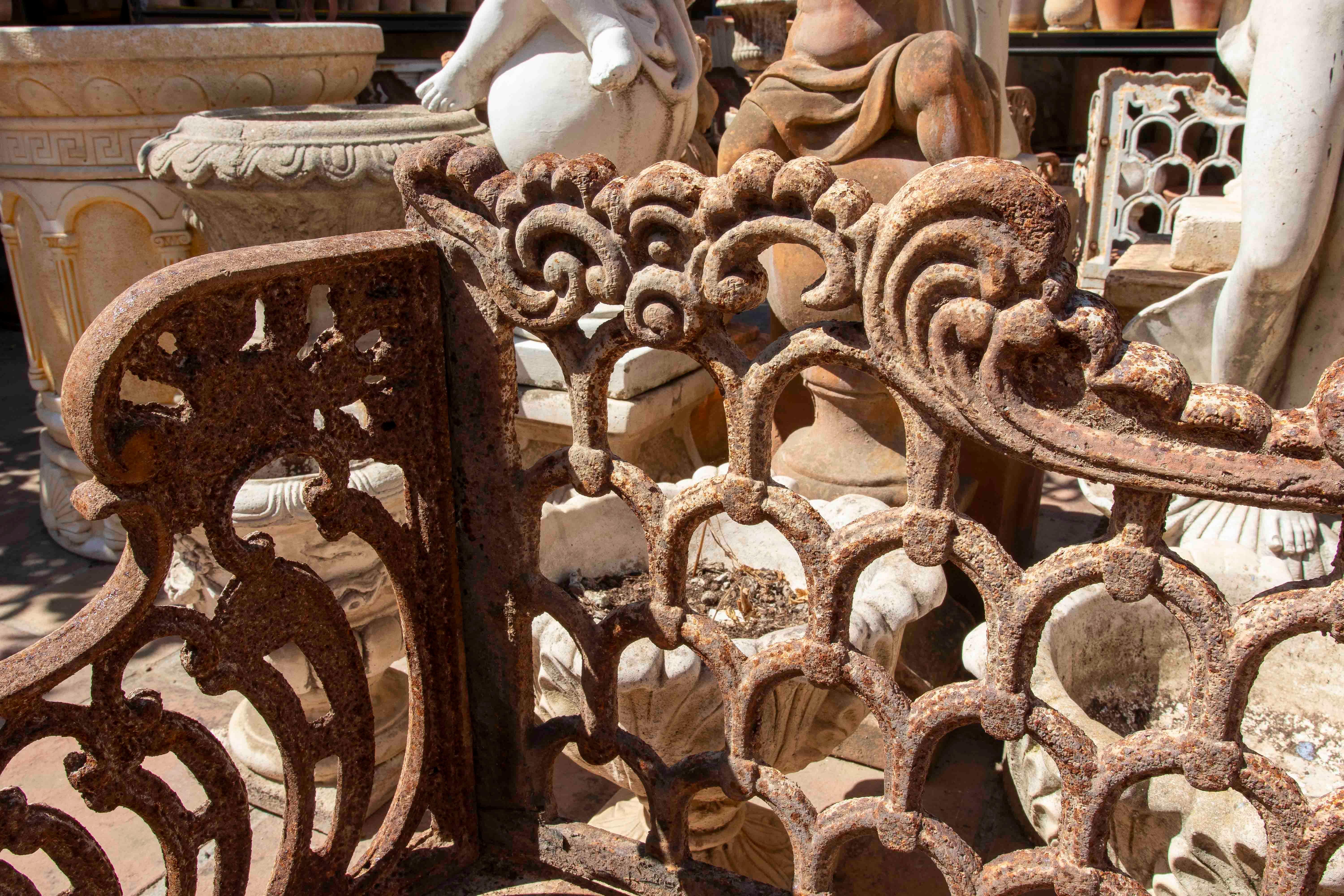 Panchina in ferro degli anni '90 con decorazione ornamentale e patina antica in vendita 2