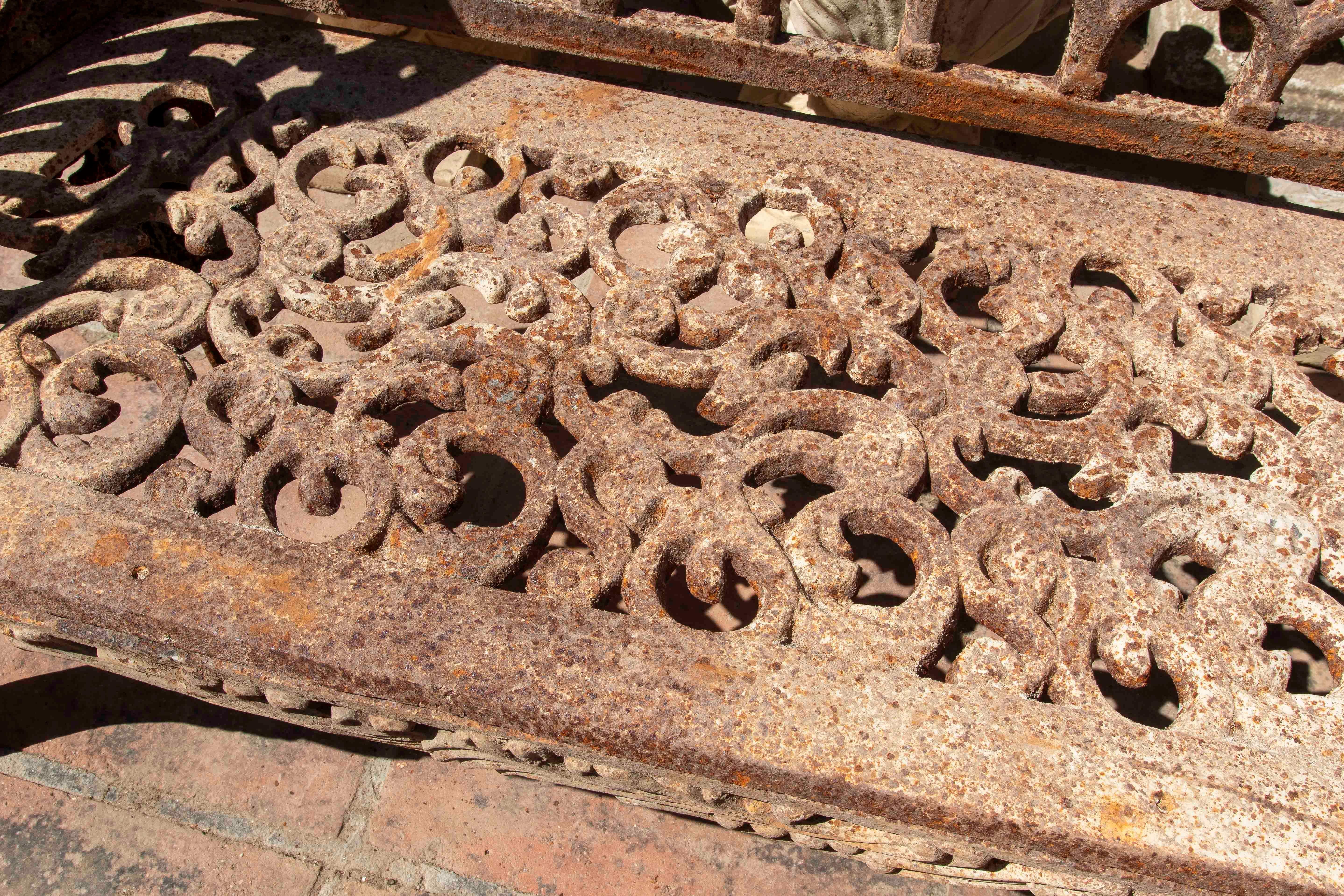 Panchina in ferro degli anni '90 con decorazione ornamentale e patina antica in vendita 3
