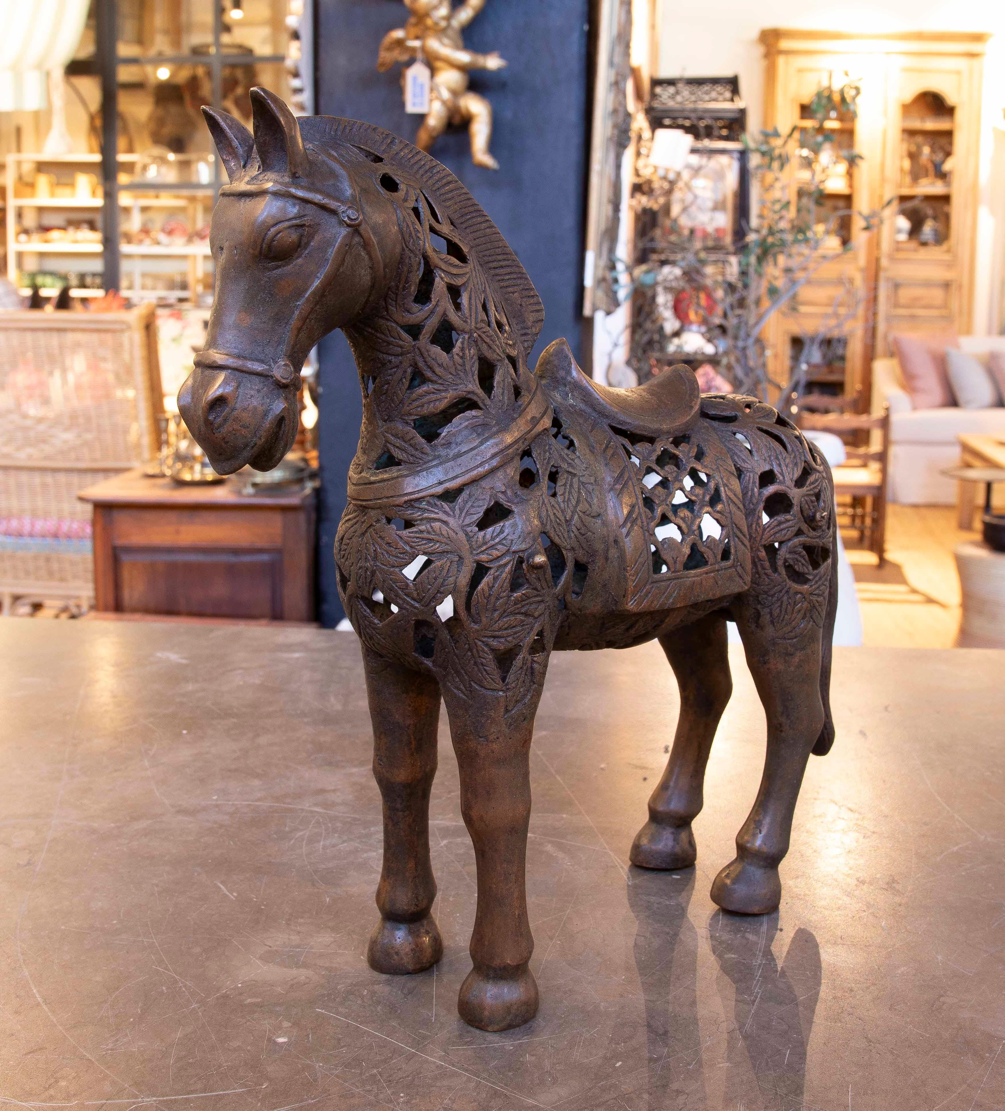 Magnificent sculpture of a horse made of cast iron, with an impressive openwork design that enhances floral and geometric motifs. This piece combines elegance and sturdiness, standing out for its artisanal style and aged finish, ideal for interior