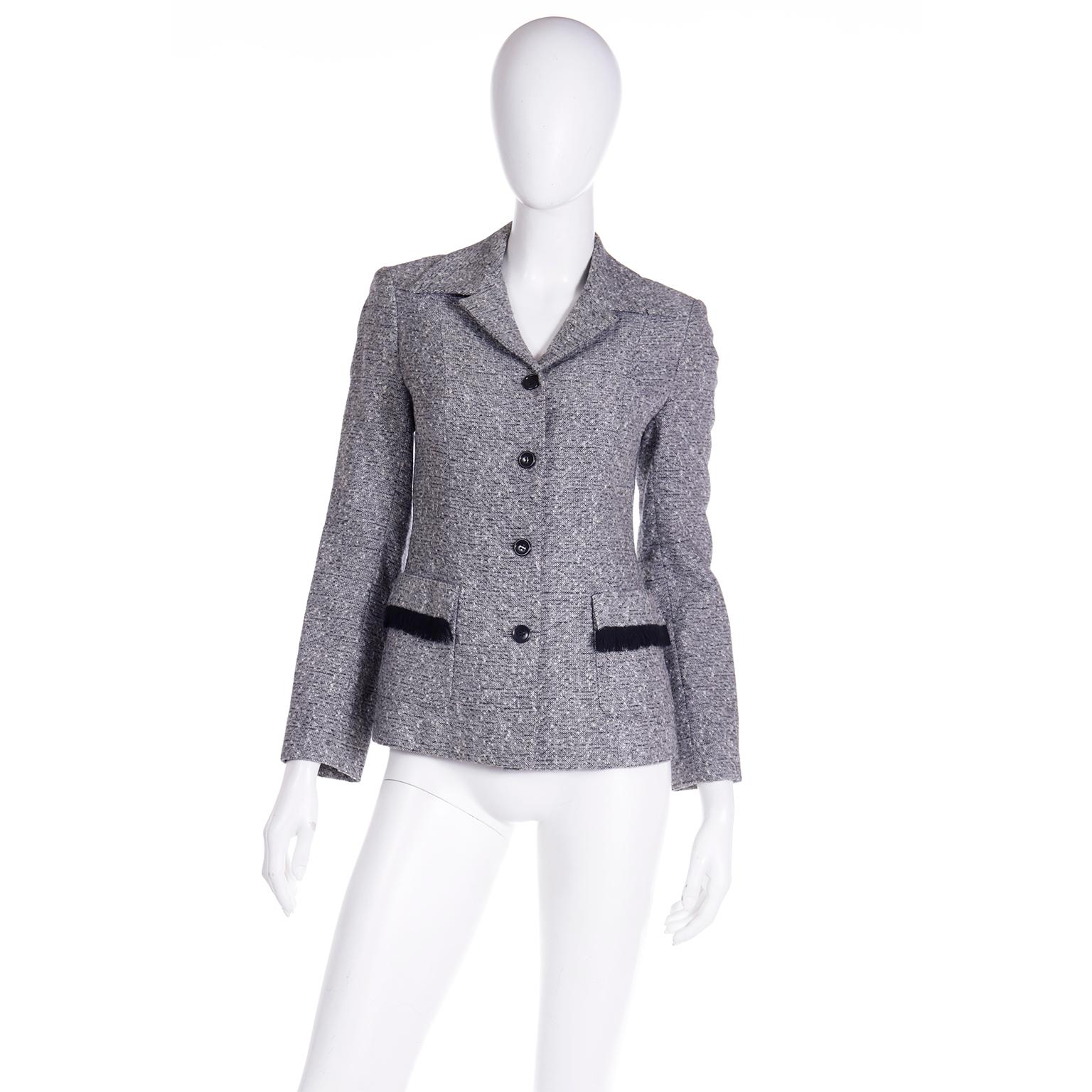 1990s Isaac Mizrahi Black White Tweed Cropped Jacket w Black Fringe Pockets In Excellent Condition For Sale In Portland, OR