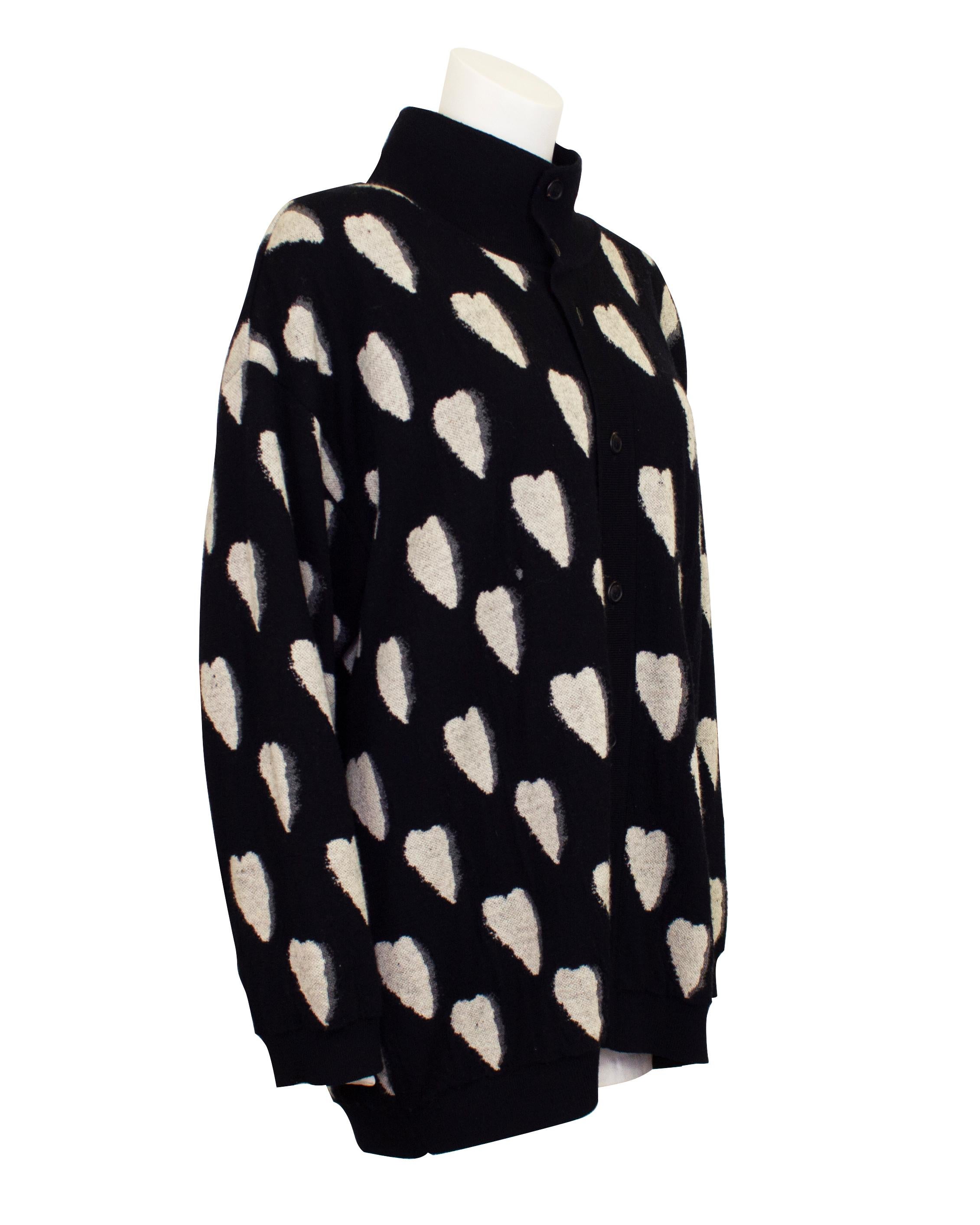 Cardigan Issey Miyake des années 1990. Laine noire avec de grands cœurs abstraits sur toute la surface. Oversized avec un col, des poignets et un ourlet côtelés. Boutons de tortue. Une belle pièce de transition au fil des saisons. Excellent état