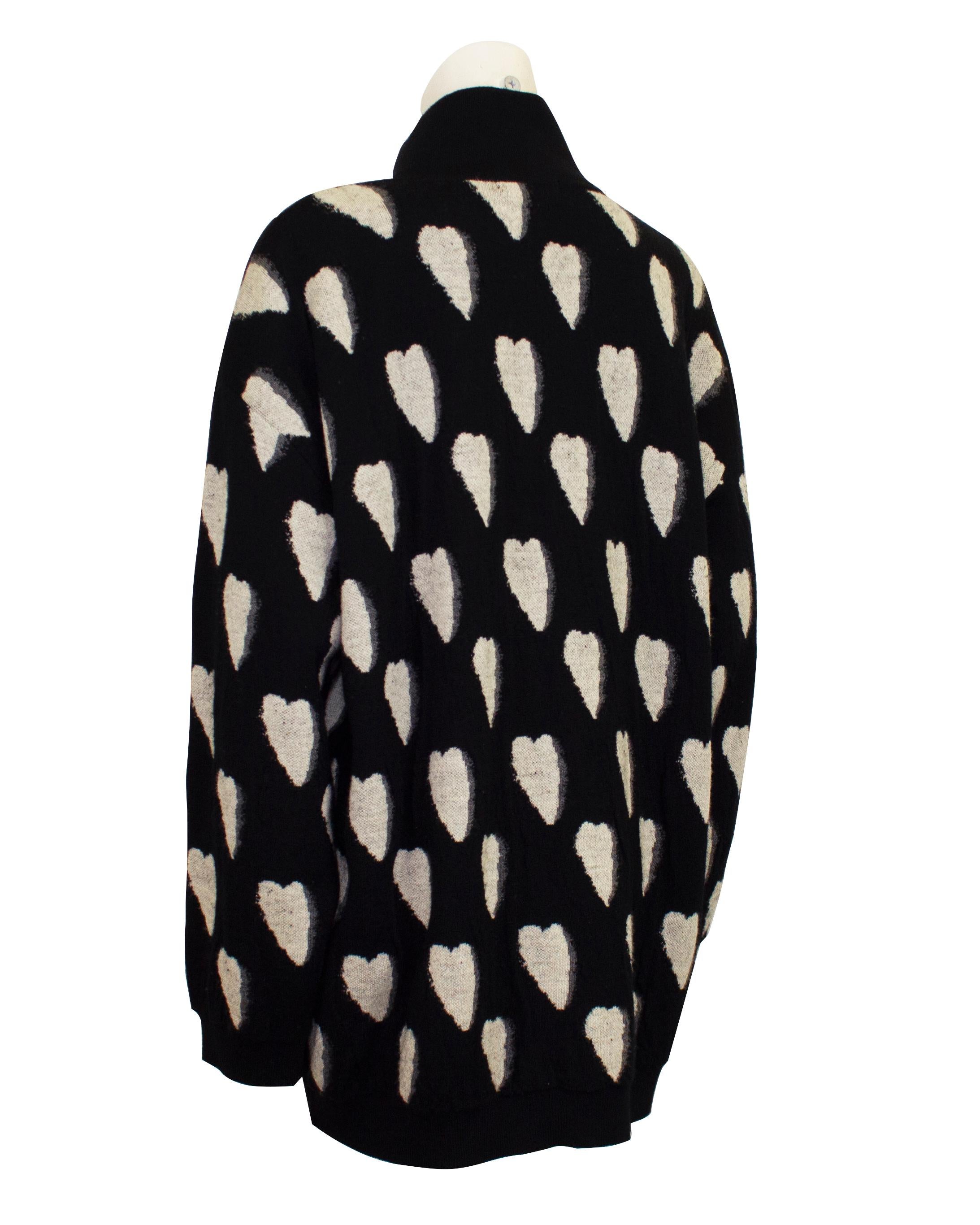 Noir 1990 Issey Miyake Cardigan à cœur noir et blanc en vente