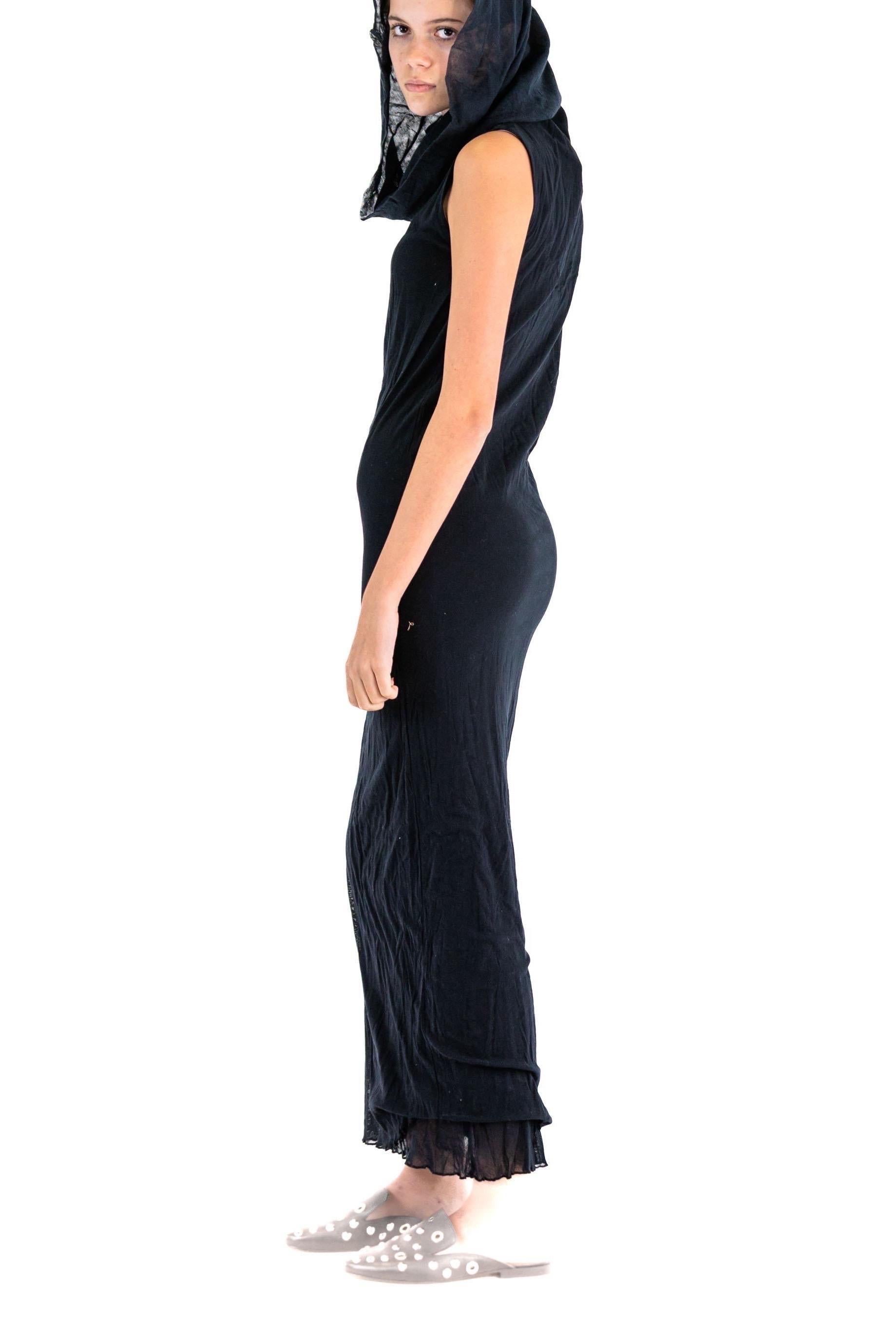 1990S ISSEY MIYAKE Schwarzes bodenlanges Kleid aus Baumwollnetz mit Rollkragen im Angebot 3
