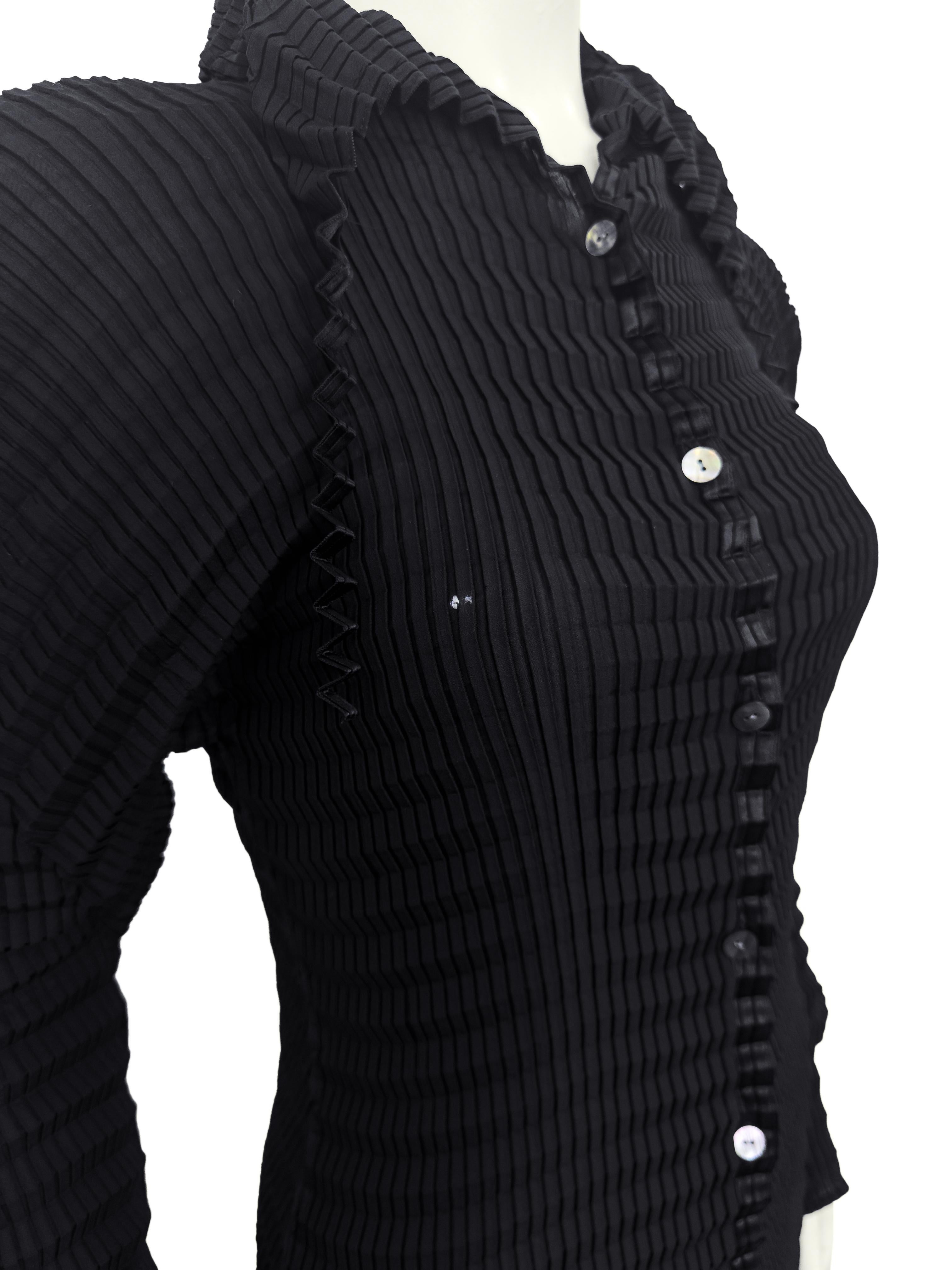 1990s Issey Miyake Black Pleated Shirt Bon état - En vente à Toronto, Ontario