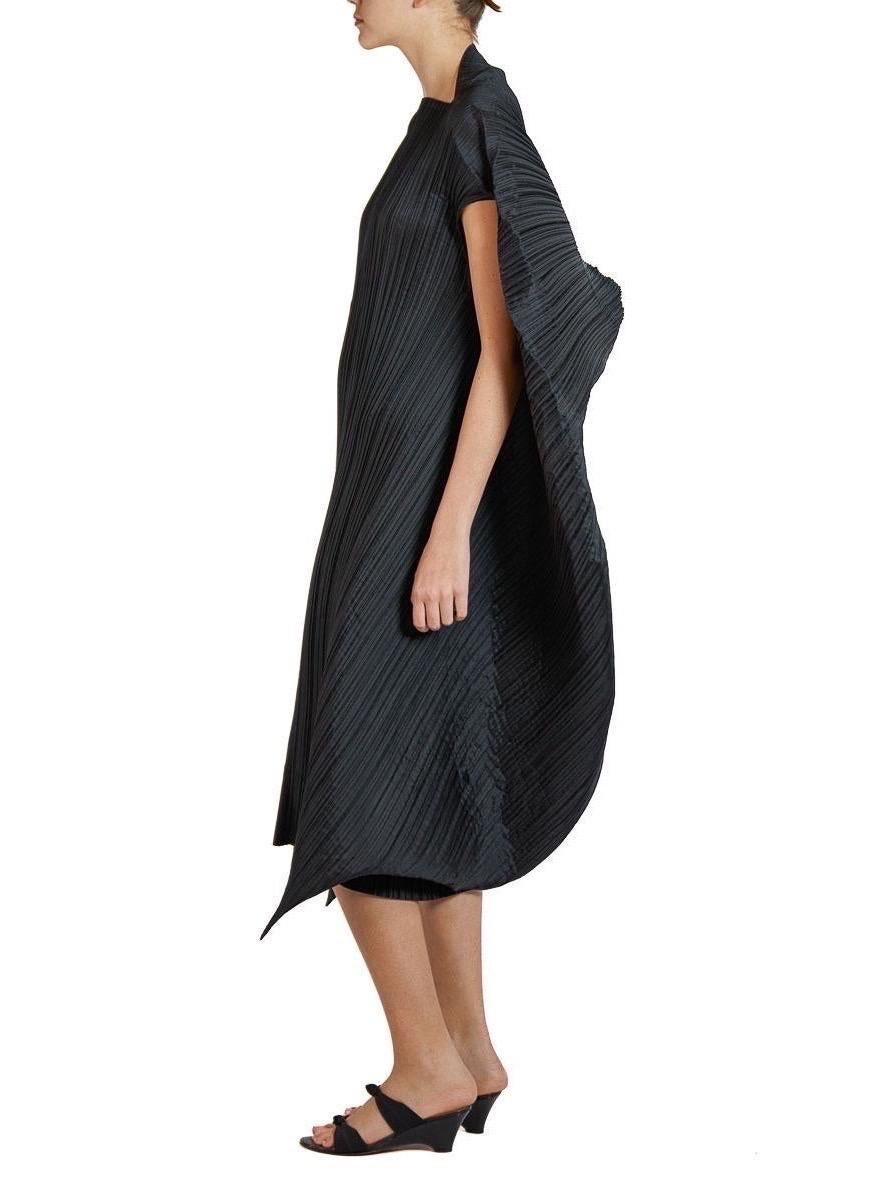 1990S ISSEY MIYAKE Black Polyester Pleated Sculptural Dress In Excellent Condition For Sale In New York, NY