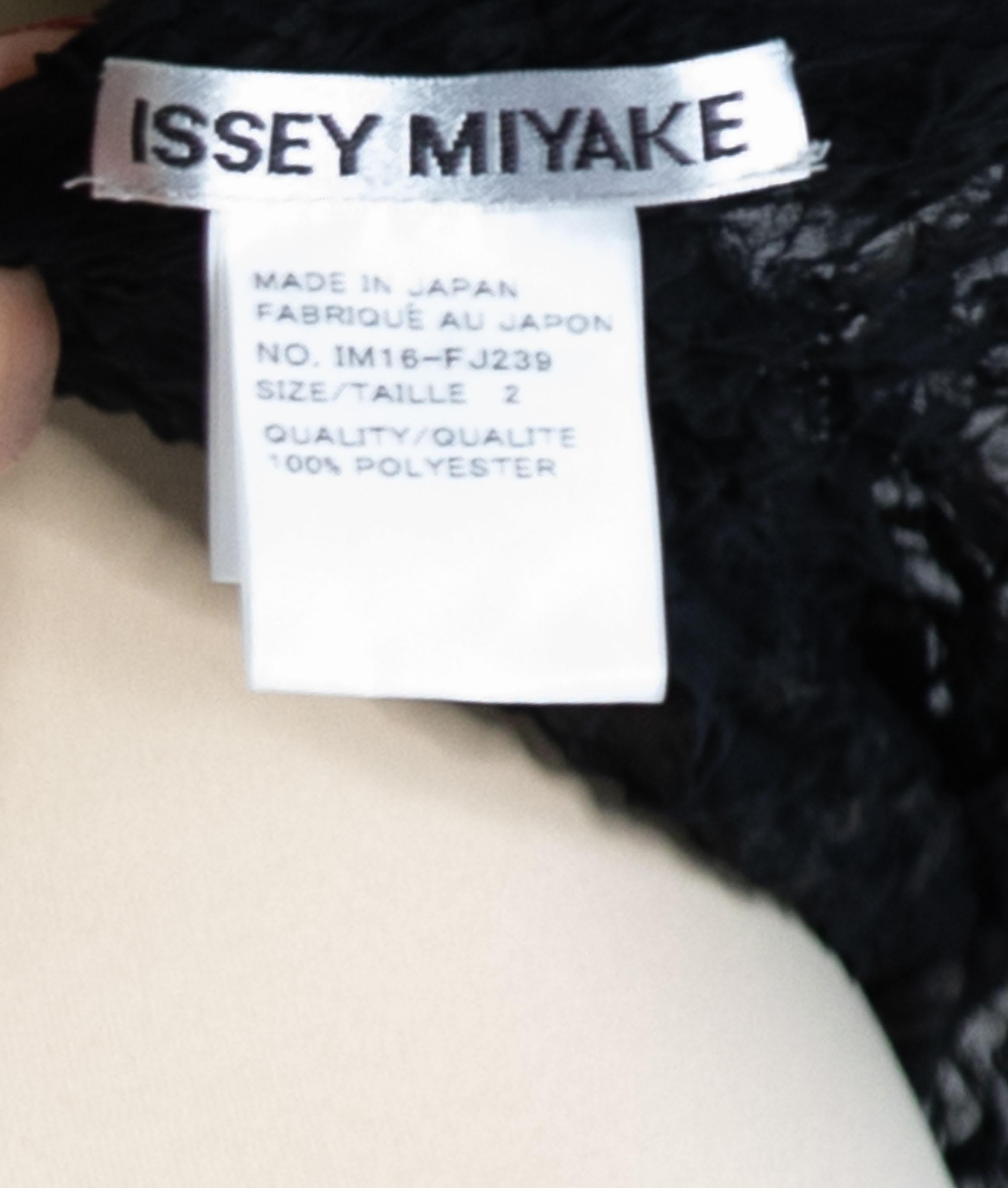 1990S ISSEY MIYAKE Black & White Polyester Crinkle Pleat Shirt For Sale 7