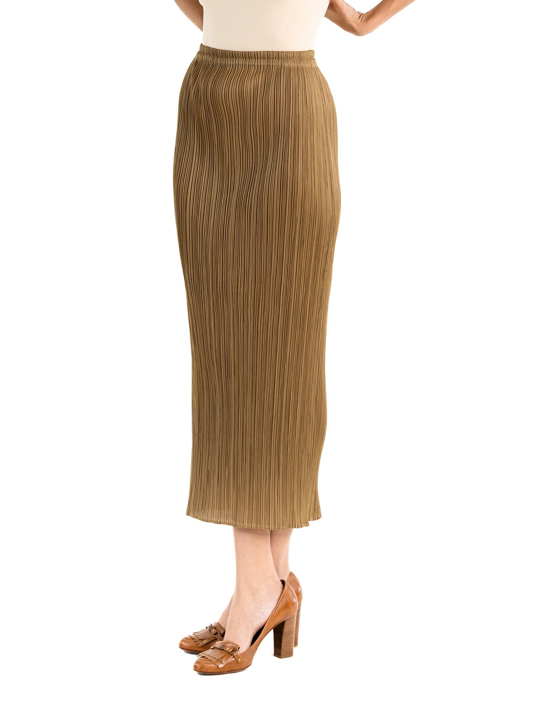 1990er ISSEY MIYAKE Braune plissierte Polyesterhose Damen im Angebot