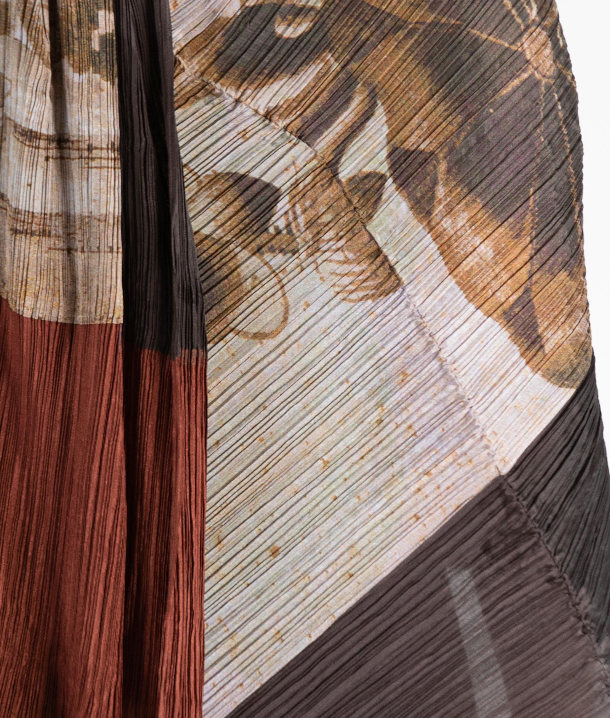 1990S ISSEY MIYAKE Dark Chocolate Brown Polyester Pleated Shawl With Floral Pri For Sale 5
