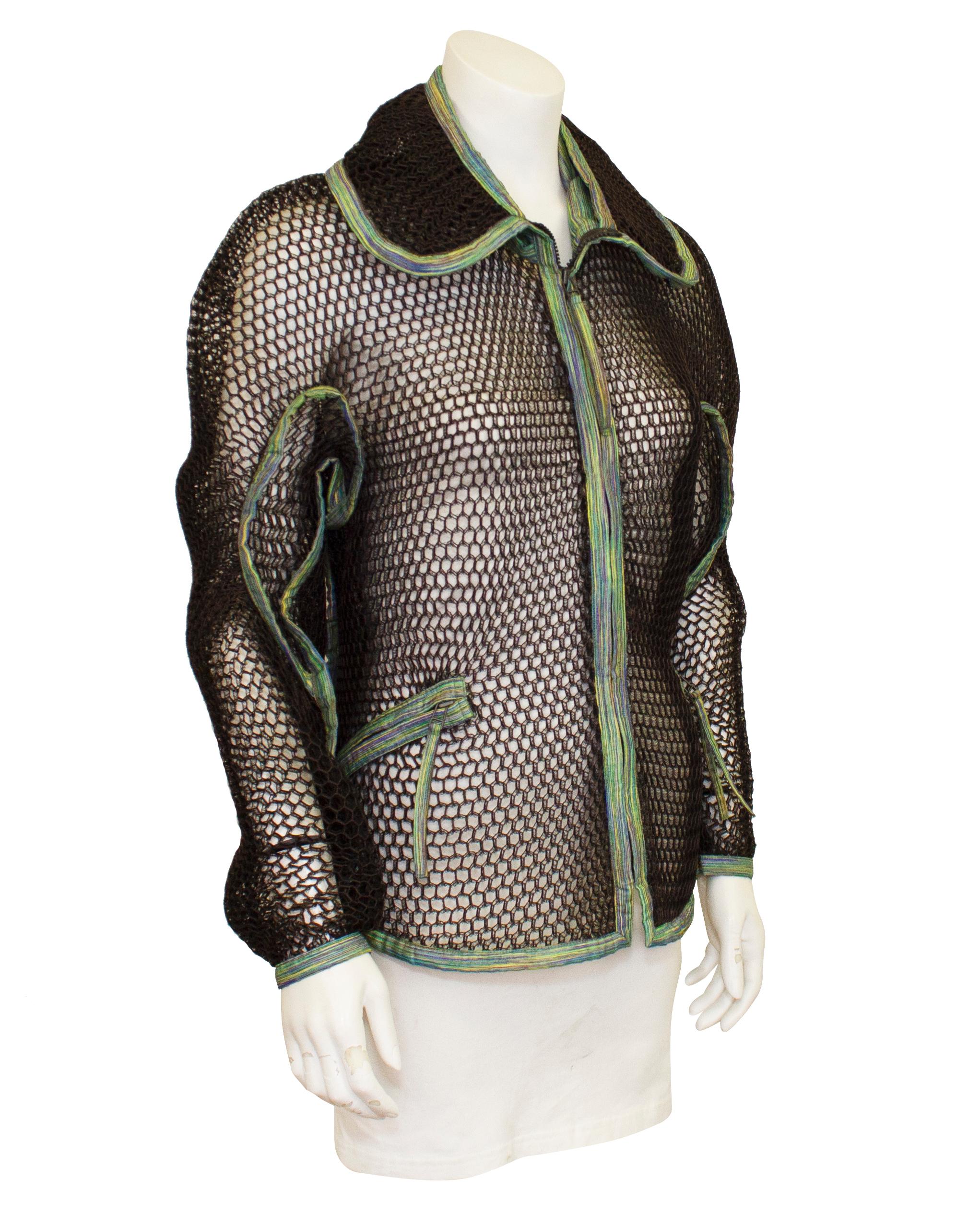 Unglaubliche Jacke aus der Issey Miyake Spring/Summer 1997 Kollektion. Die Jacke ist aus einem gewebten, fischnetzartigen Poly-Material gefertigt, das ganz im Sinne von Miyakes Verwendung von nicht-traditionellen, innovativen Materialien eine