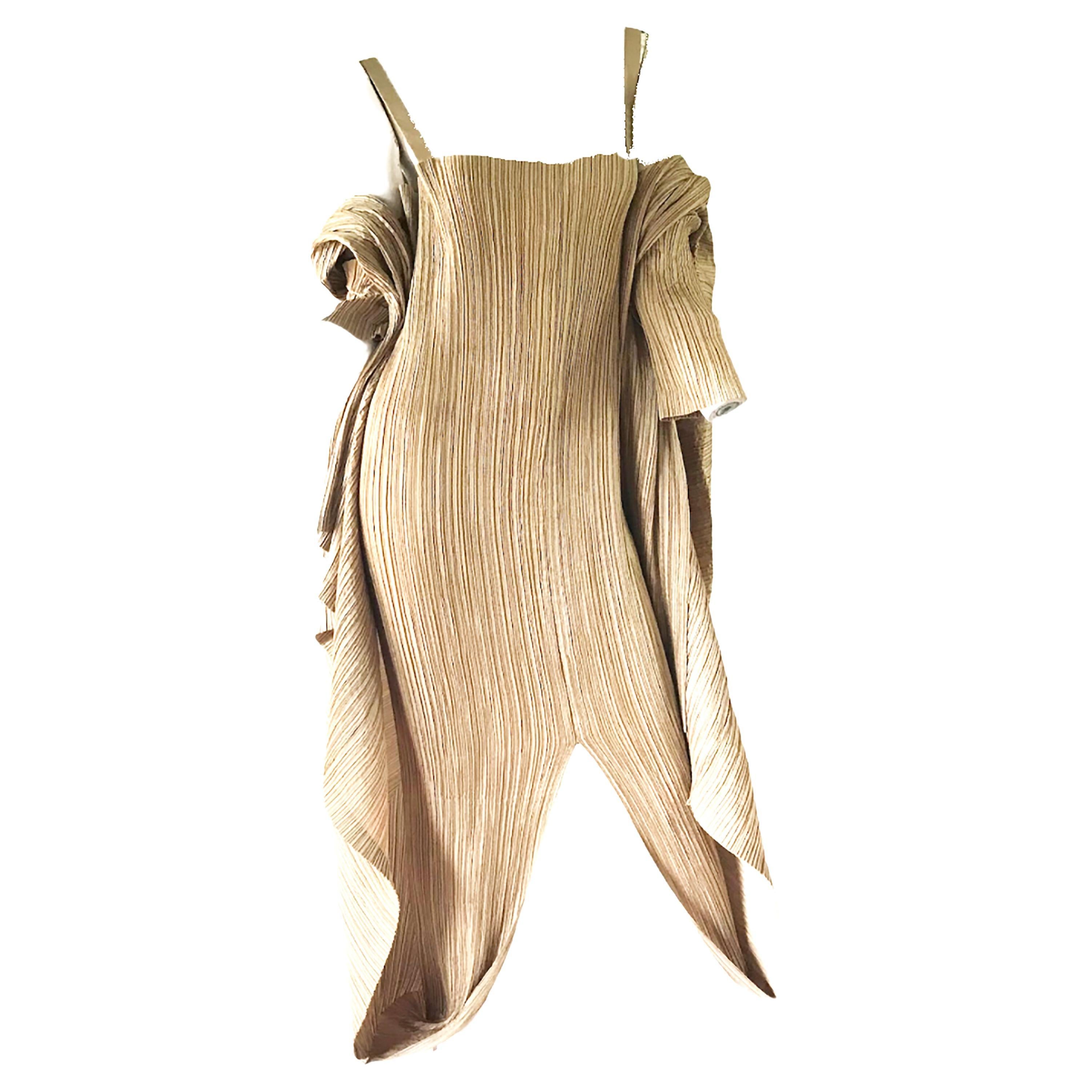 1990s ISSEY MIYAKE GOLD METALLIC PLEATED CAPE EVENING GOWN
Condition: Excellent
One size 

similar one seen in Miyake book shot by Irving Penn 