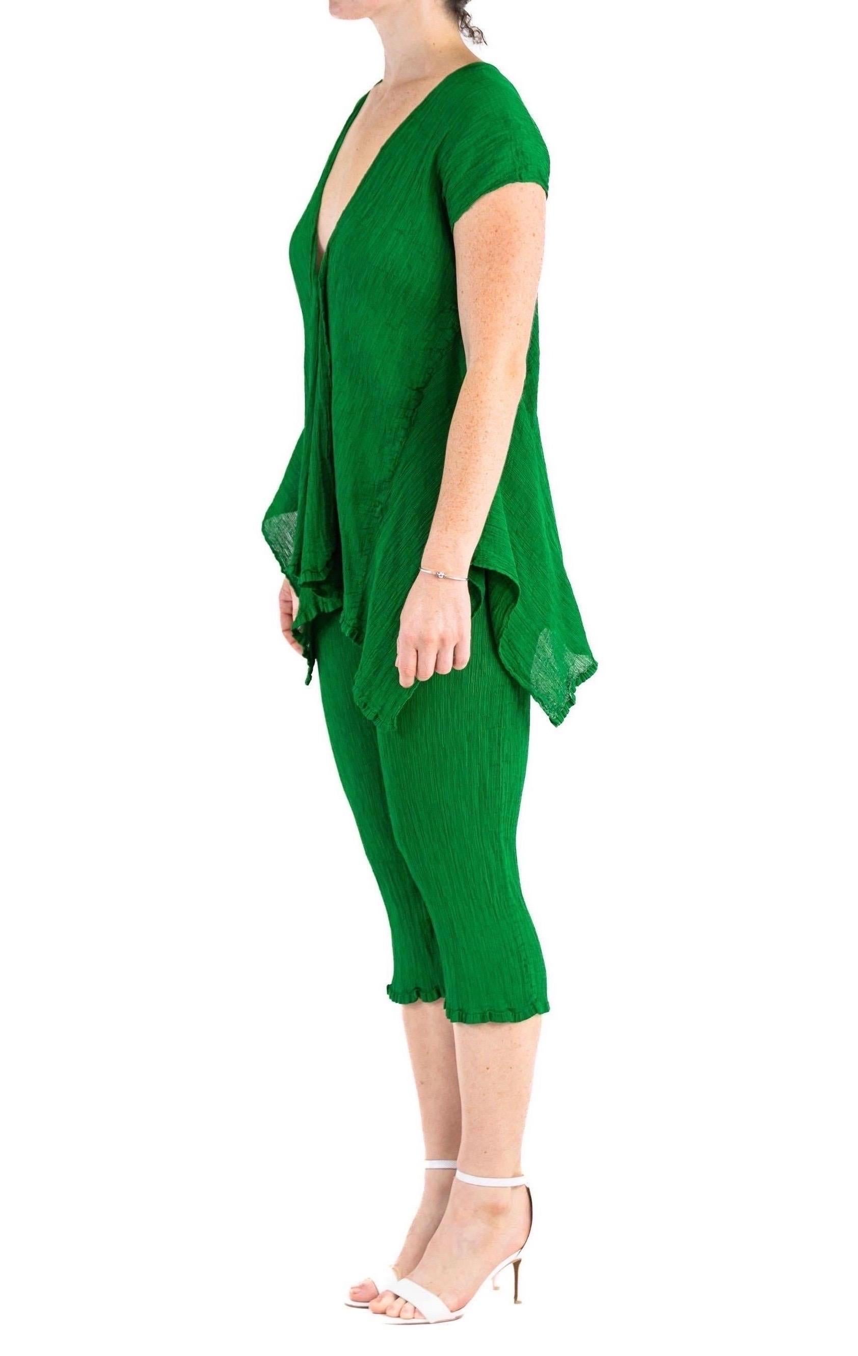 1990S ISSEY MIYAKE Grass Green Polyester Crinkle Pleated Top And Pants Ensemble In Excellent Condition For Sale In New York, NY