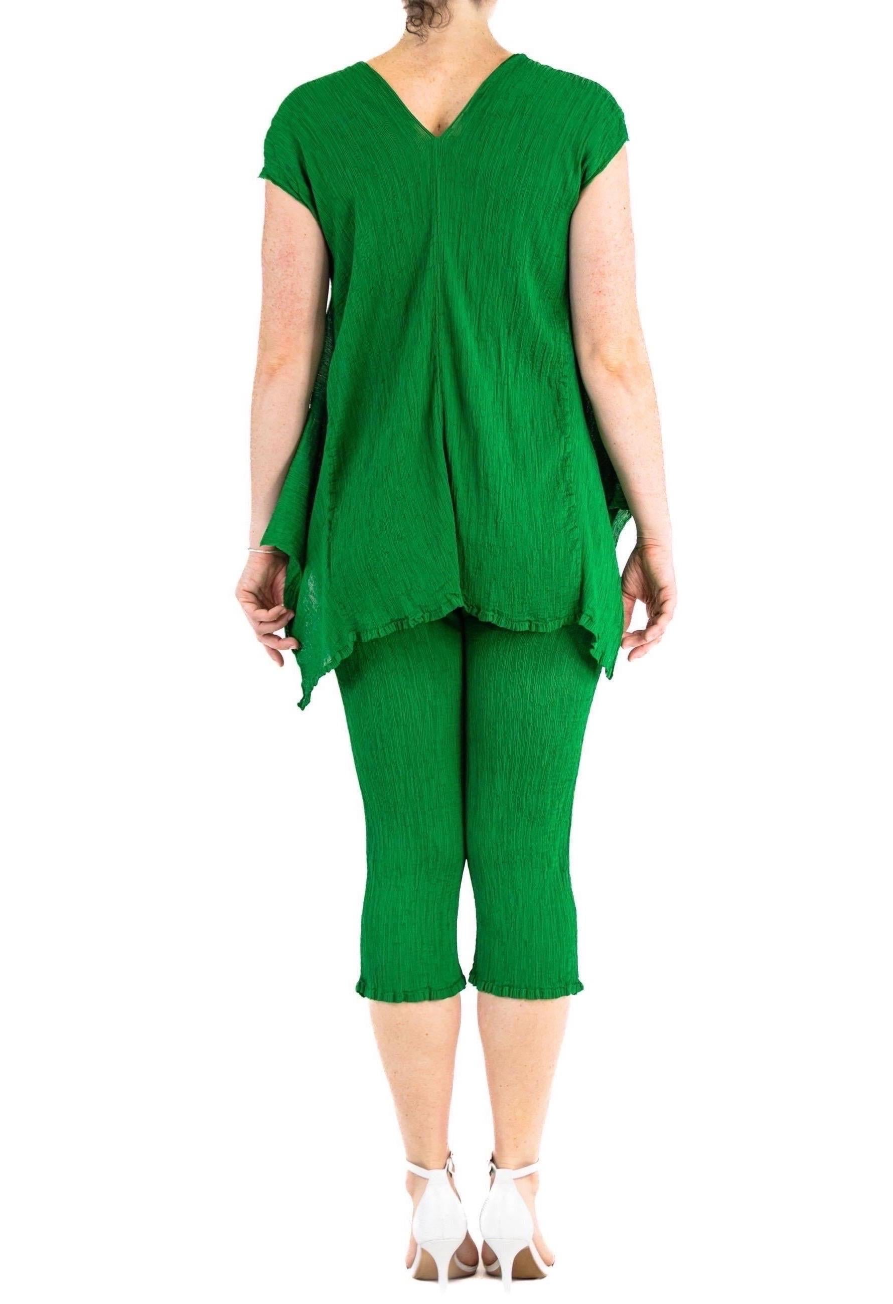 1990S ISSEY MIYAKE Grass Green Polyester Crinkle Pleated Top And Pants Ensemble For Sale 1