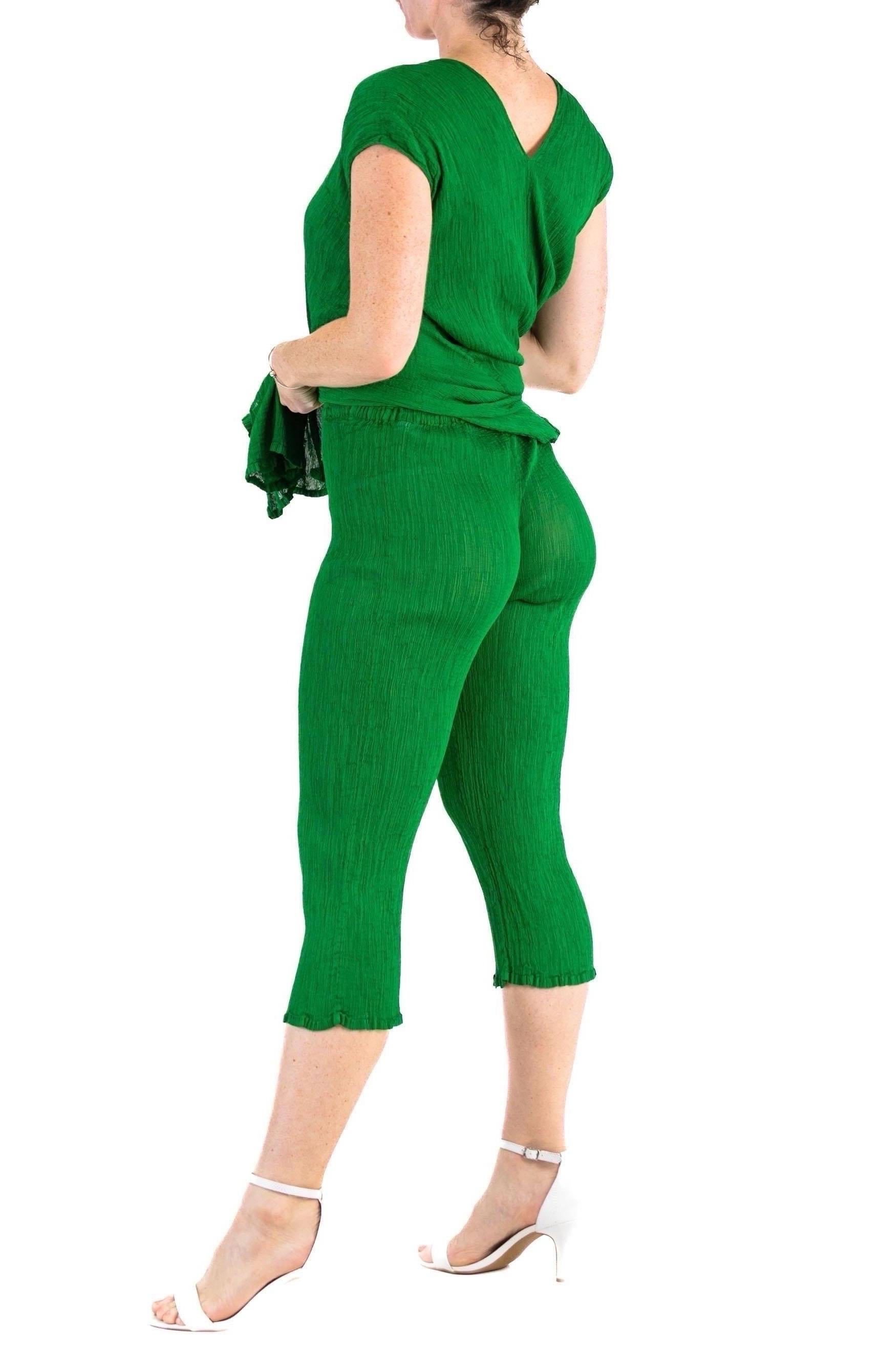 1990S ISSEY MIYAKE Grass Green Polyester Crinkle Pleated Top And Pants Ensemble For Sale 2