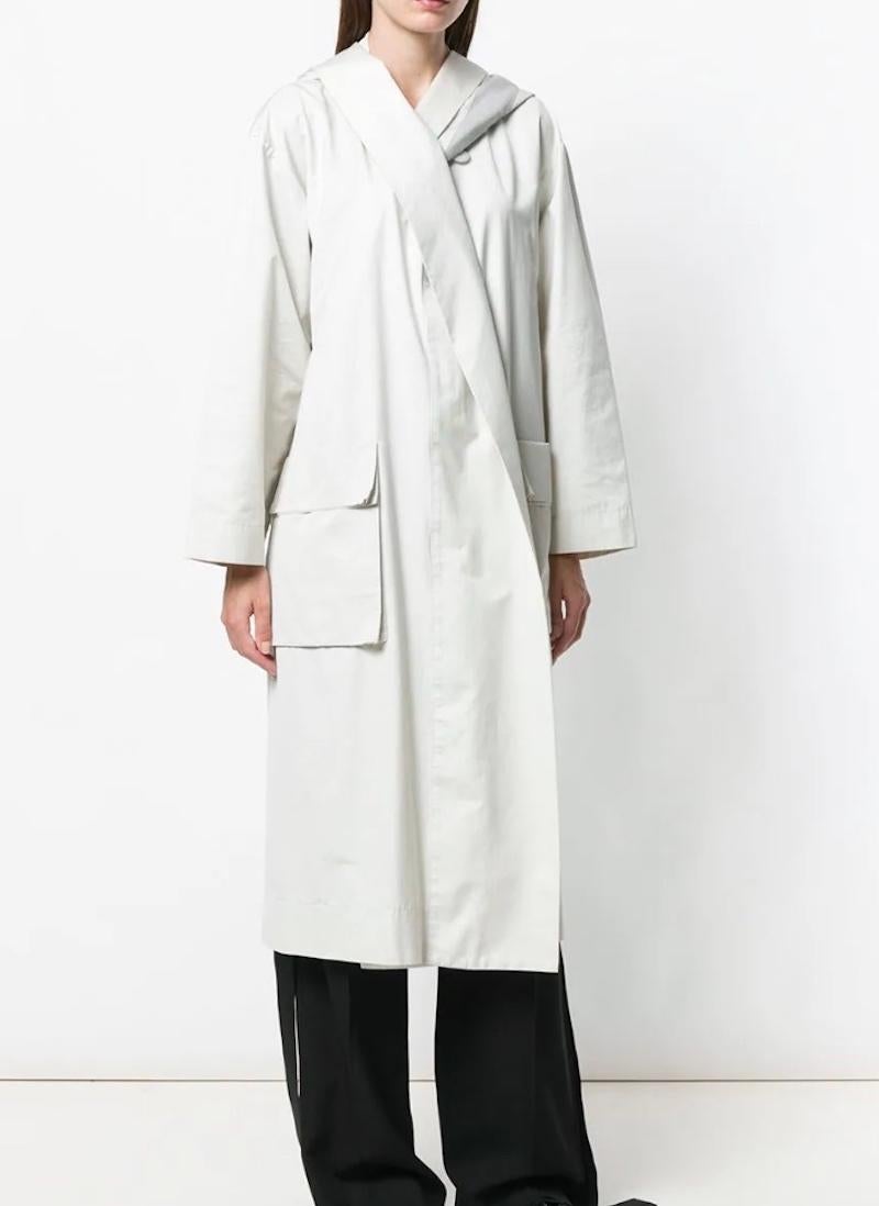 1990s Issey Miyake hooded light trench coat In Excellent Condition For Sale In Olhão, PT