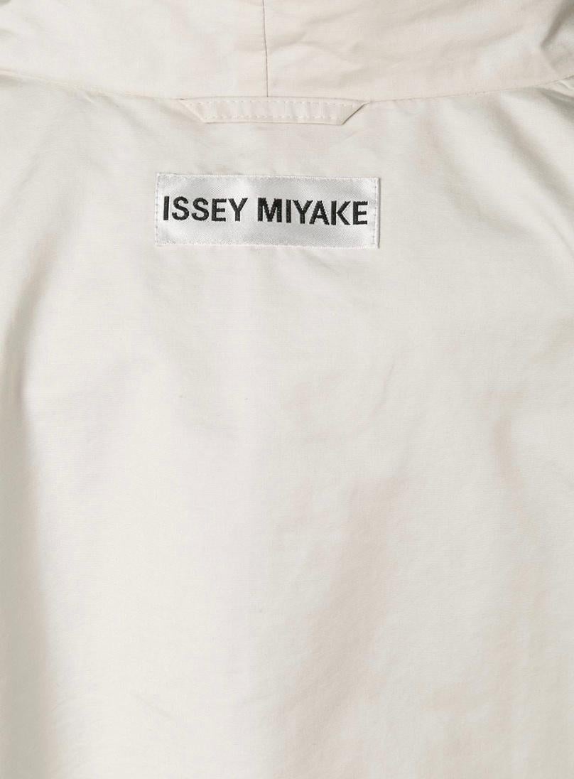 1990er Jahre Issey Miyake leichter Trenchcoat mit Kapuze im Angebot 2