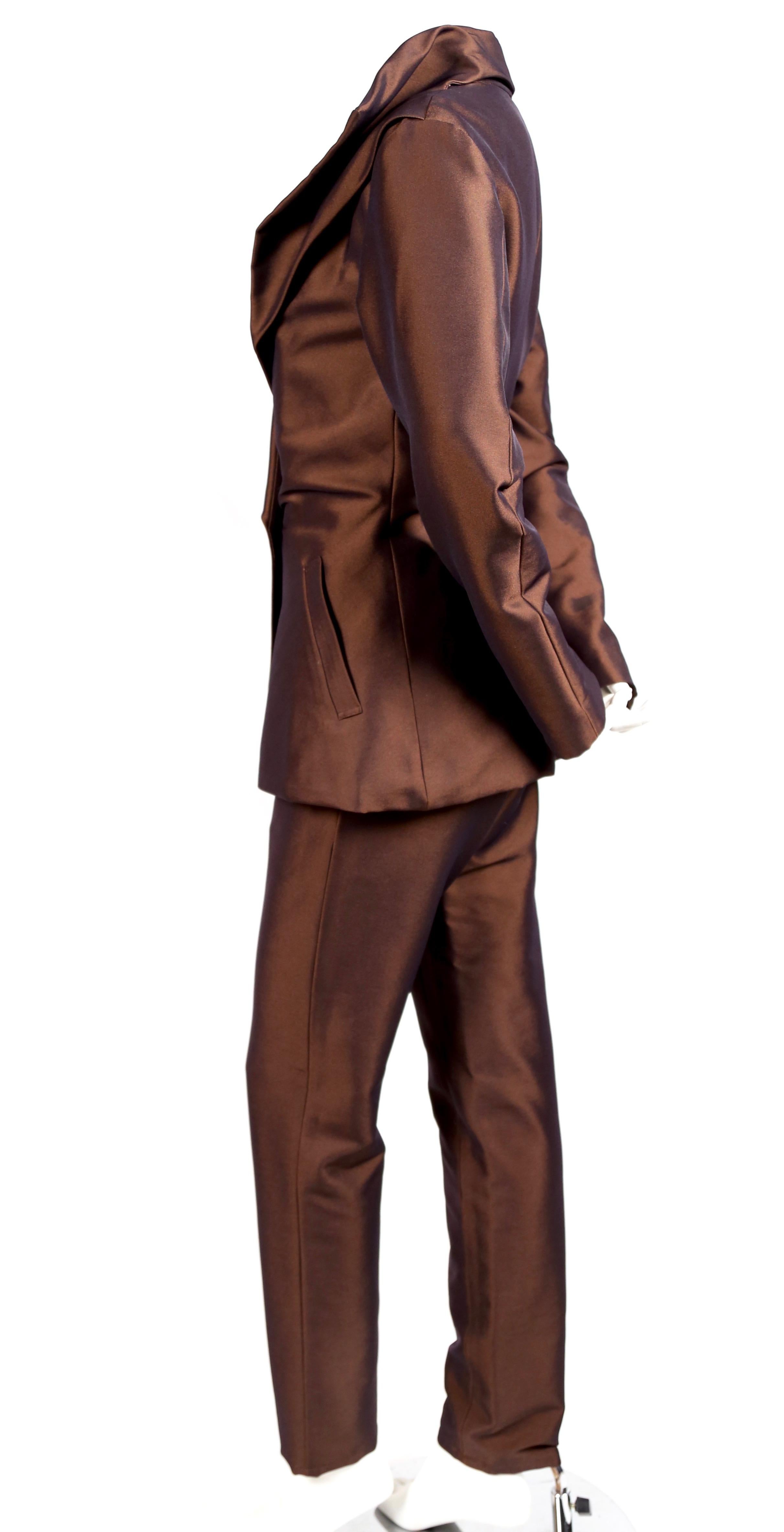 Einzigartig schillernder burgunderfarbener Anzug mit dramatisch drapiertem Kragen von Issey Miyake aus den 1990er Jahren. Größe M. Ungefähre Maße für die Jacke: Schulter 17