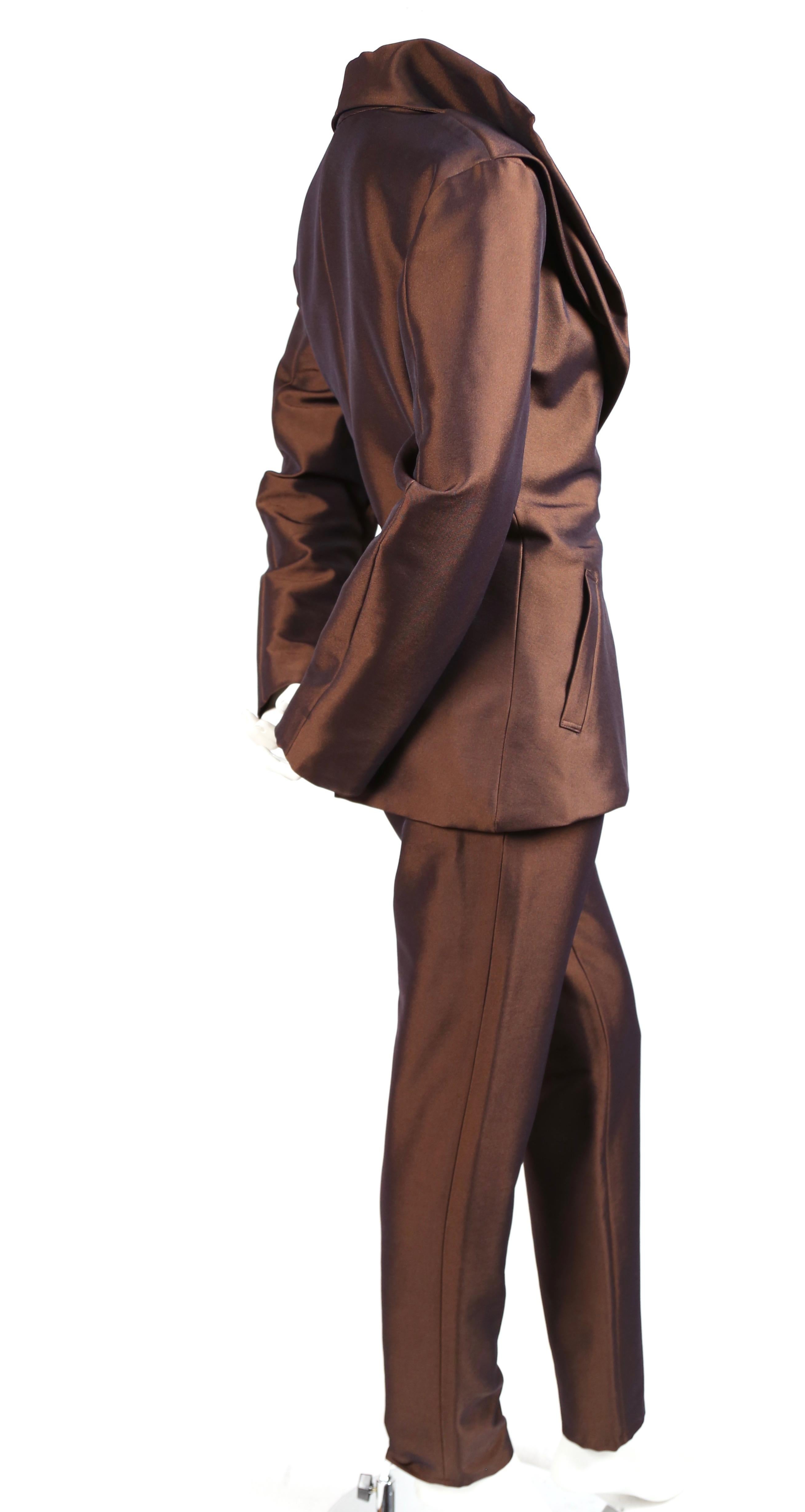 1990er ISSEY MIYAKE schillernder burgunderroter drapierter Kragenanzug im Zustand „Gut“ im Angebot in San Fransisco, CA