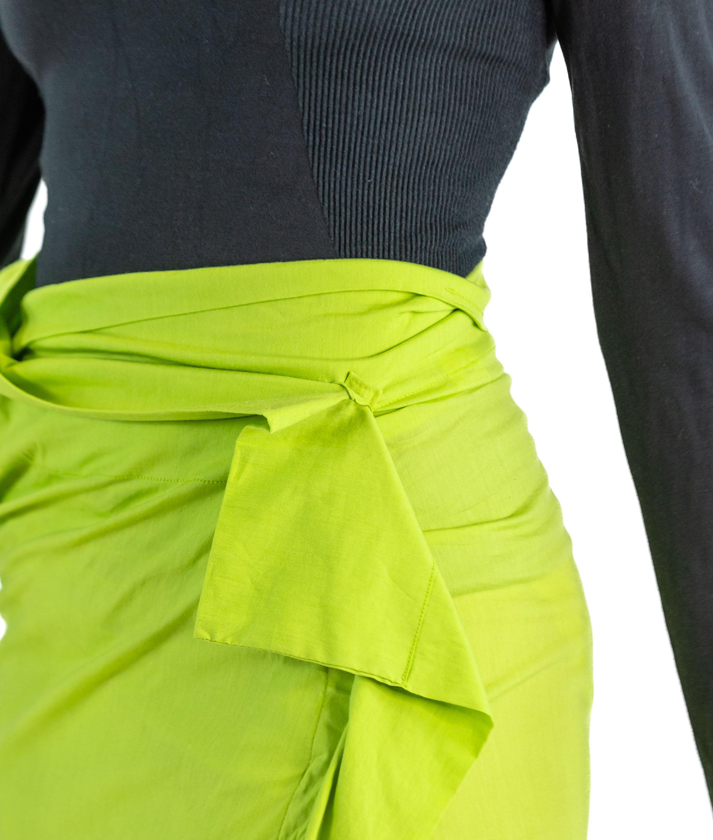 1990S ISSEY MIYAKE Lime Green & Black Rayon Blend Scoop Neck Top Skirt Ensemble For Sale 6
