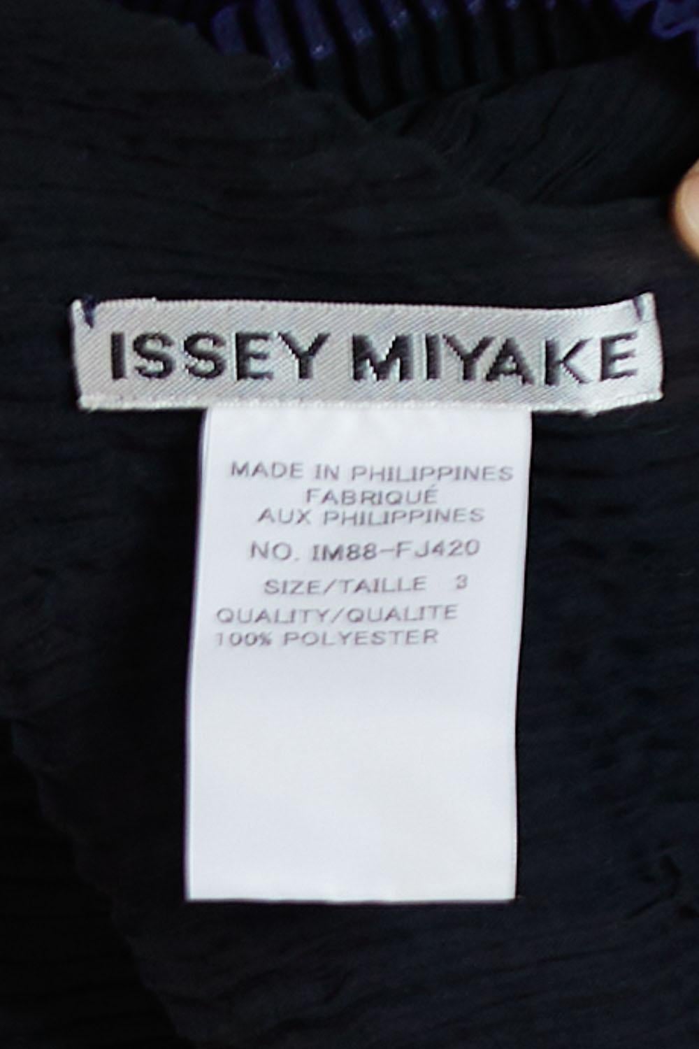 1990S ISSEY MIYAKE Navy Blue & Black Polyester Pleated Reversible Blouse For Sale 6