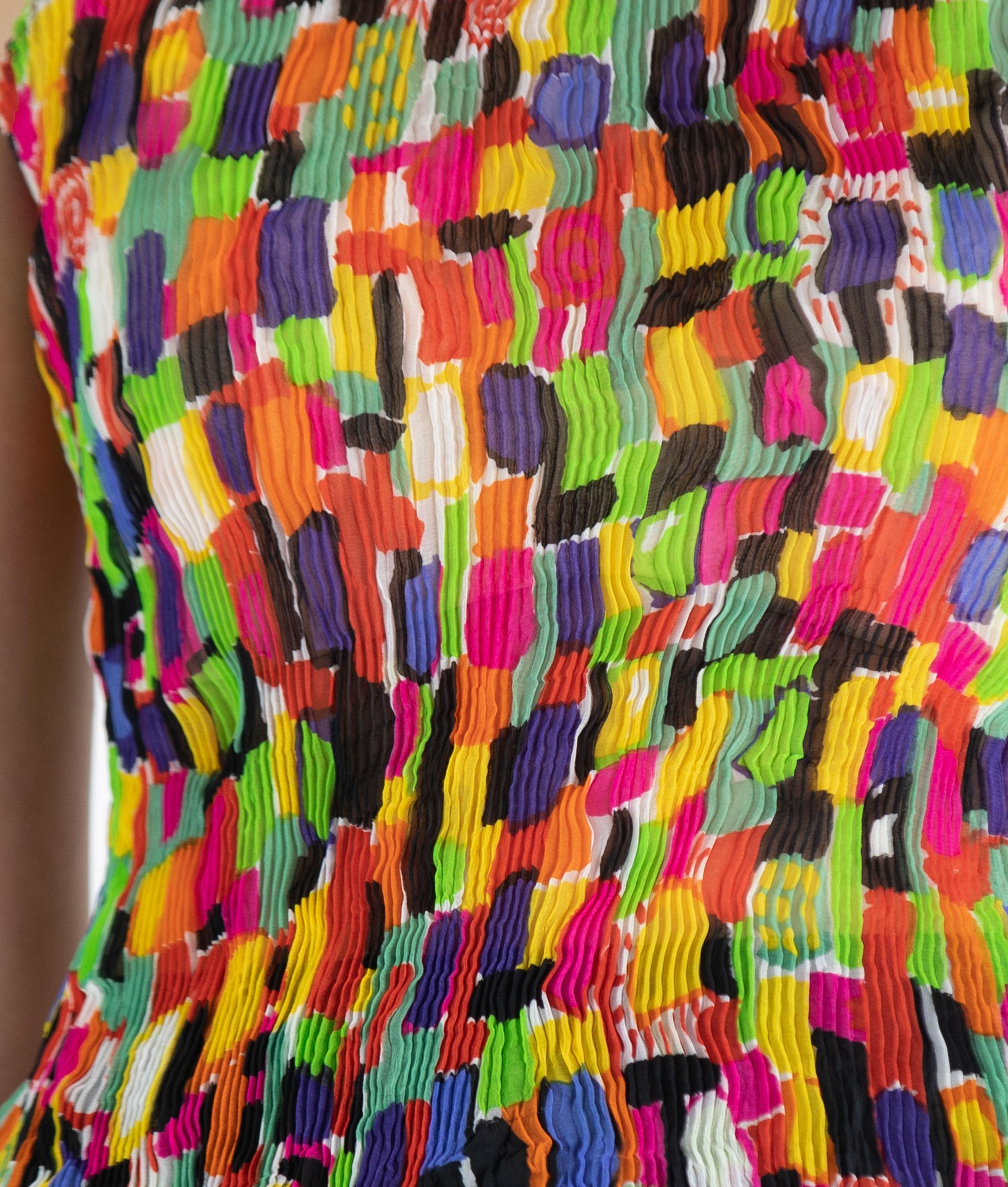 1990S ISSEY MIYAKE Débardeur plissé en polyester multicolore fluo en vente 3