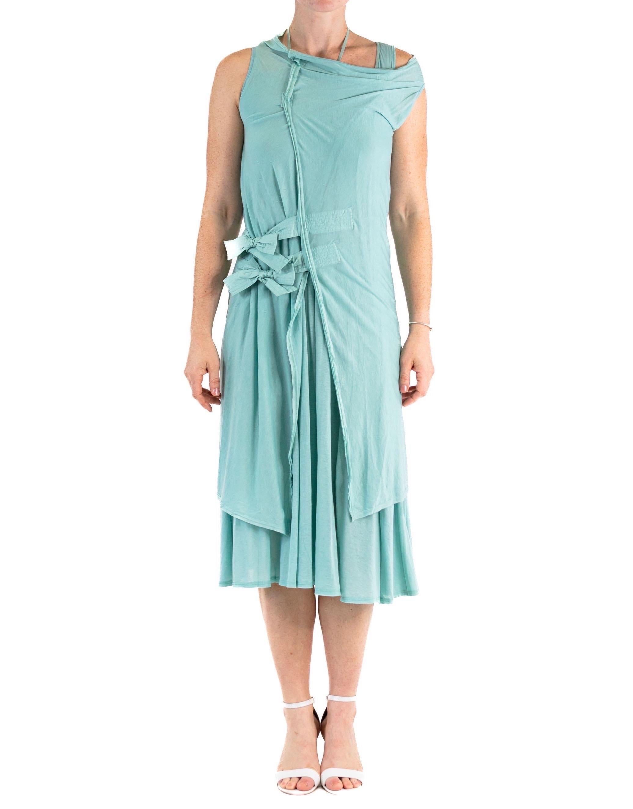 1990er ISSEY MIYAKE Puderblaues Kleid aus Baumwolle mit Schleife vorne mit Krawatte im Zustand „Hervorragend“ im Angebot in New York, NY