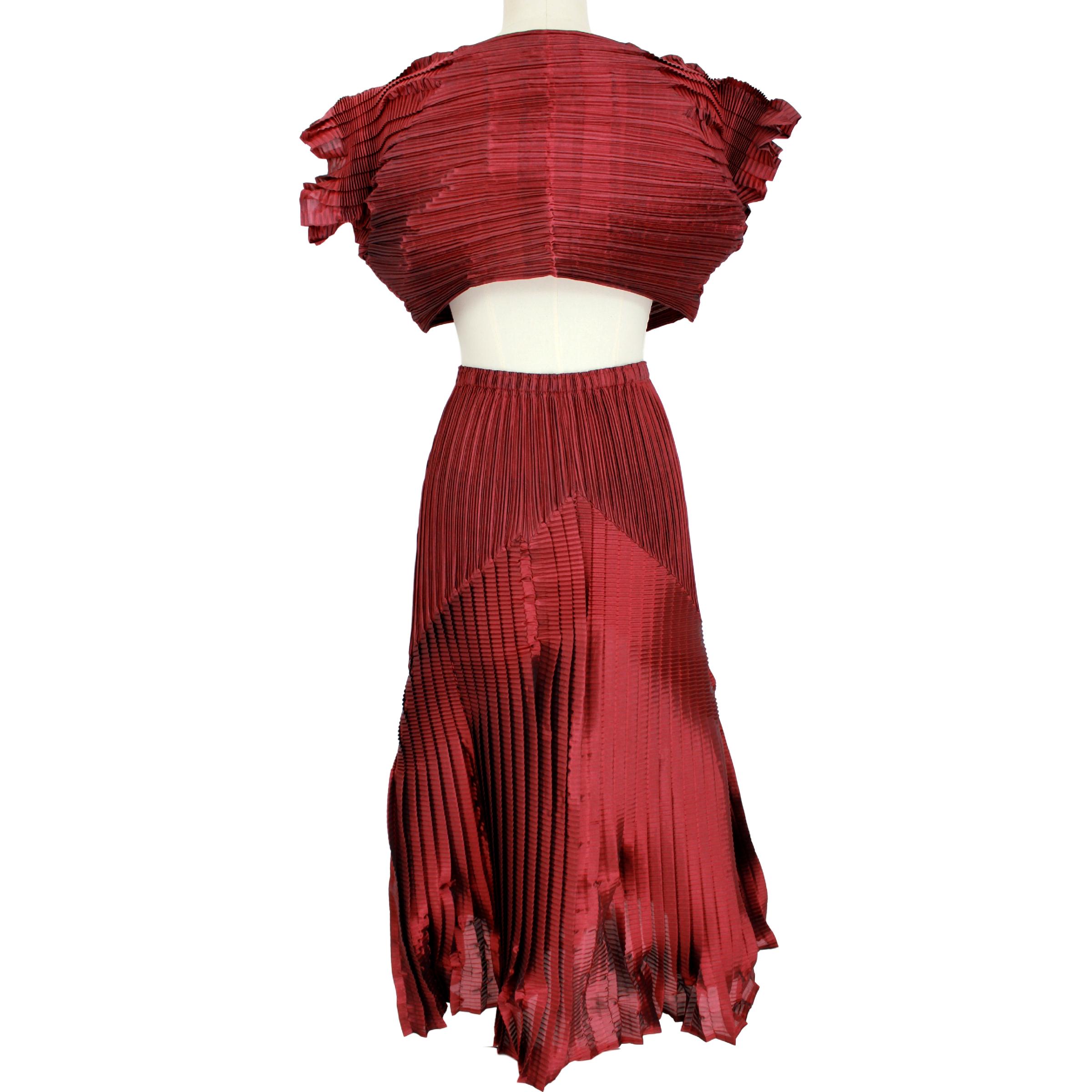 Issey Miyake Fete women's vintage skirt suit. Double long veil skirt and satin pleated bolero. High waist skirt with elastic. Red Purple, 100% polyester. 1990s. Made in Japan. Like new excellent vintage condition.

Size: XS /S It 4 US 6 UK 2