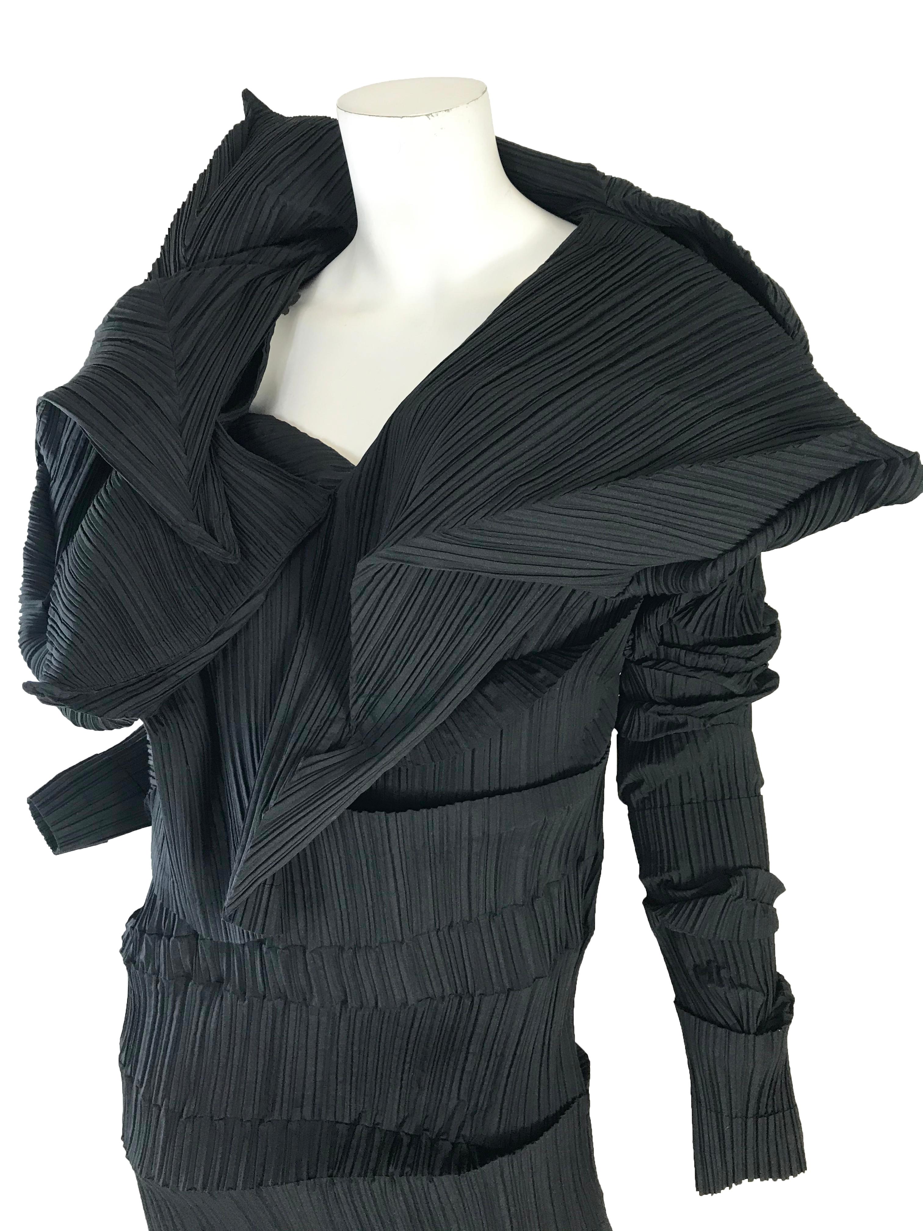 Issey Miyake black pleated dress with moveable collar. 

Condition: Excellent
Made in Japan
Size M