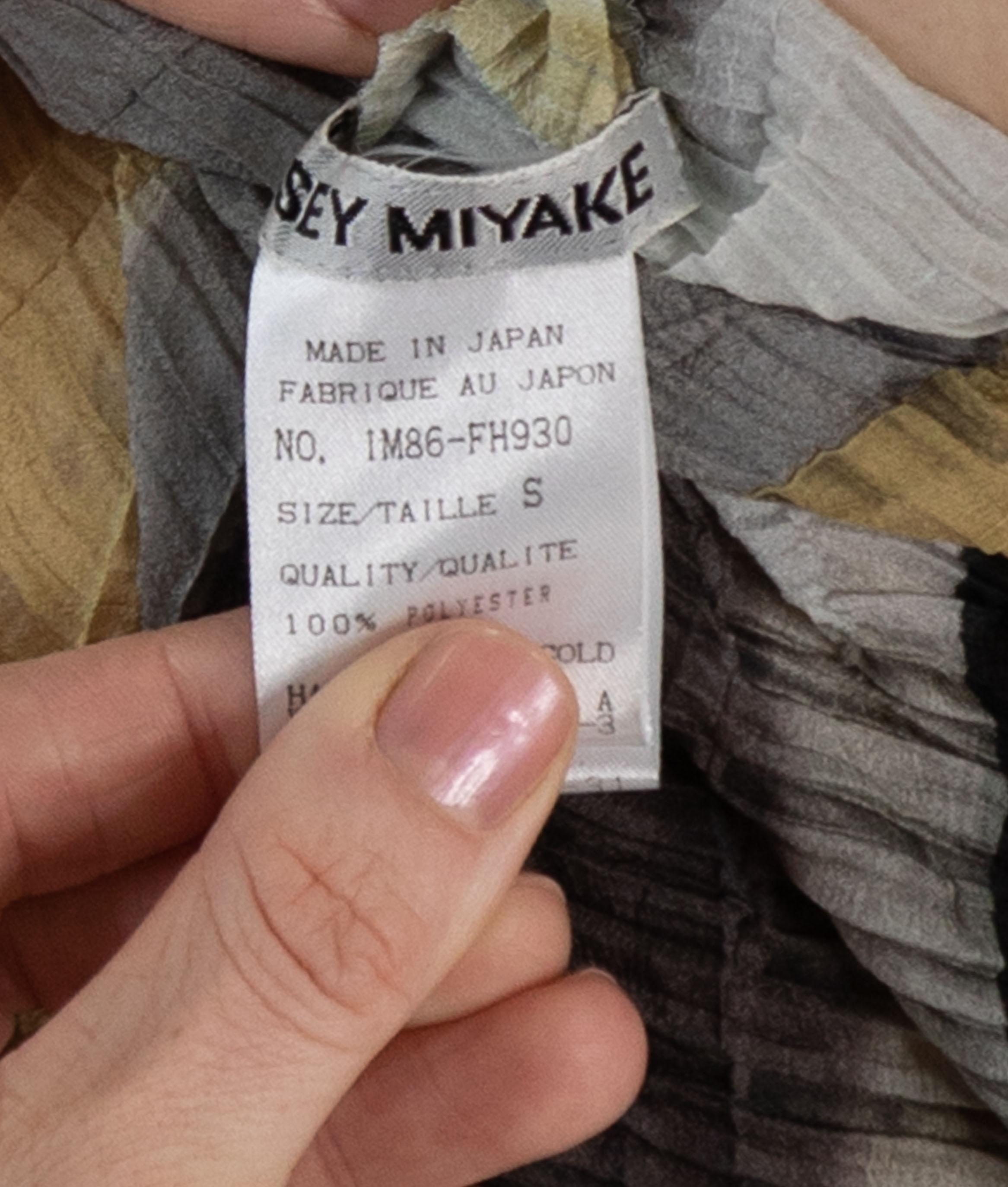 1990S ISSEY MIYAKE Braunes, gekräuseltes Faltenkleid aus Polyester im Angebot 4
