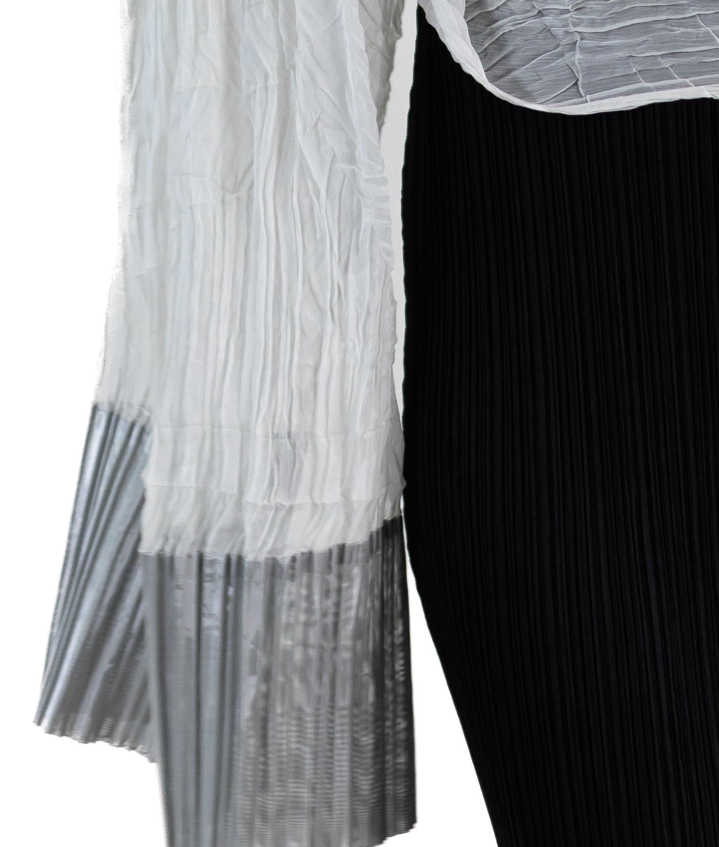 1990S Issey Miyake Foulard long plissé en polyamide blanc et argenté en vente 7