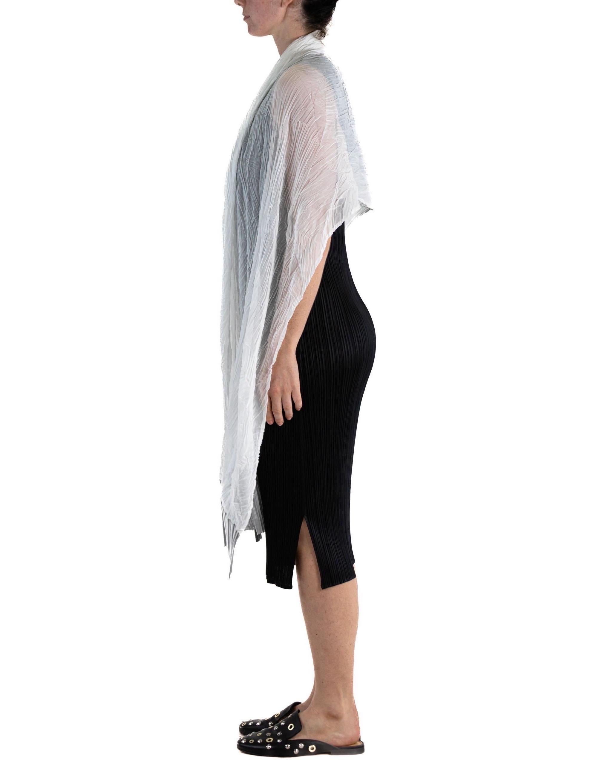 1990er Jahre ISSEY MIYAKE Langer plissierter Schal aus weißer und silberner Poly-Mischung für Damen oder Herren im Angebot