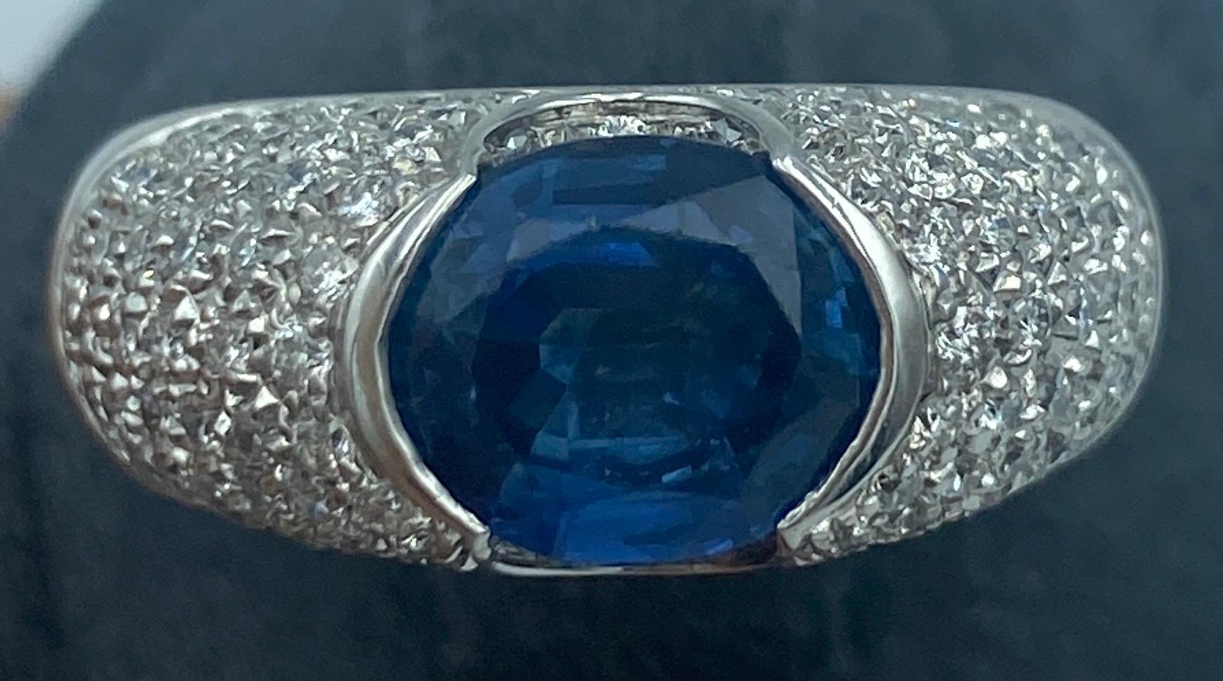 1990s Italian 18 carat gold, diamond and sapphire ring In Good Condition For Sale In London, GB