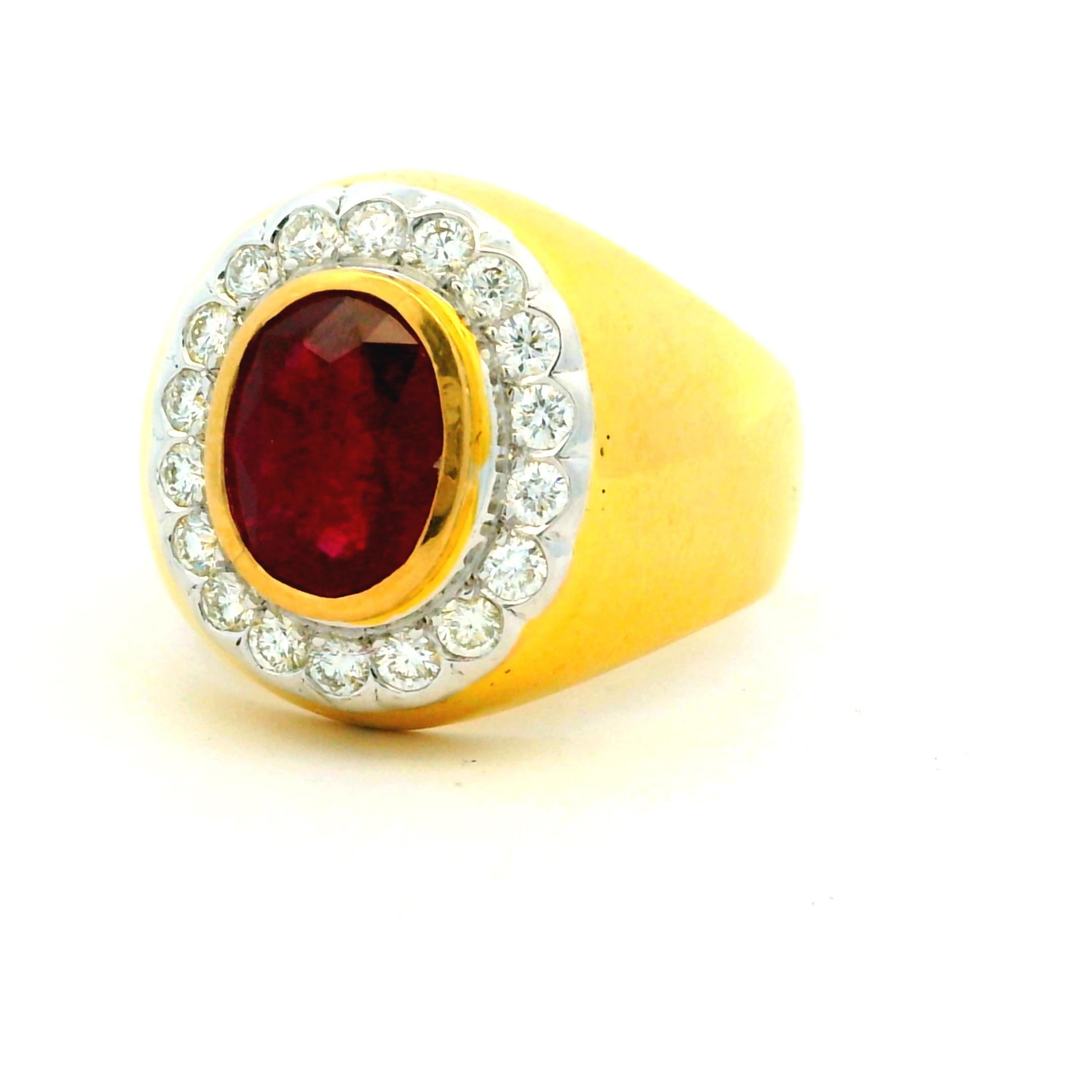 1990s Italian 18K Gold Ruby and Diamond Halo Ring in vendita 4