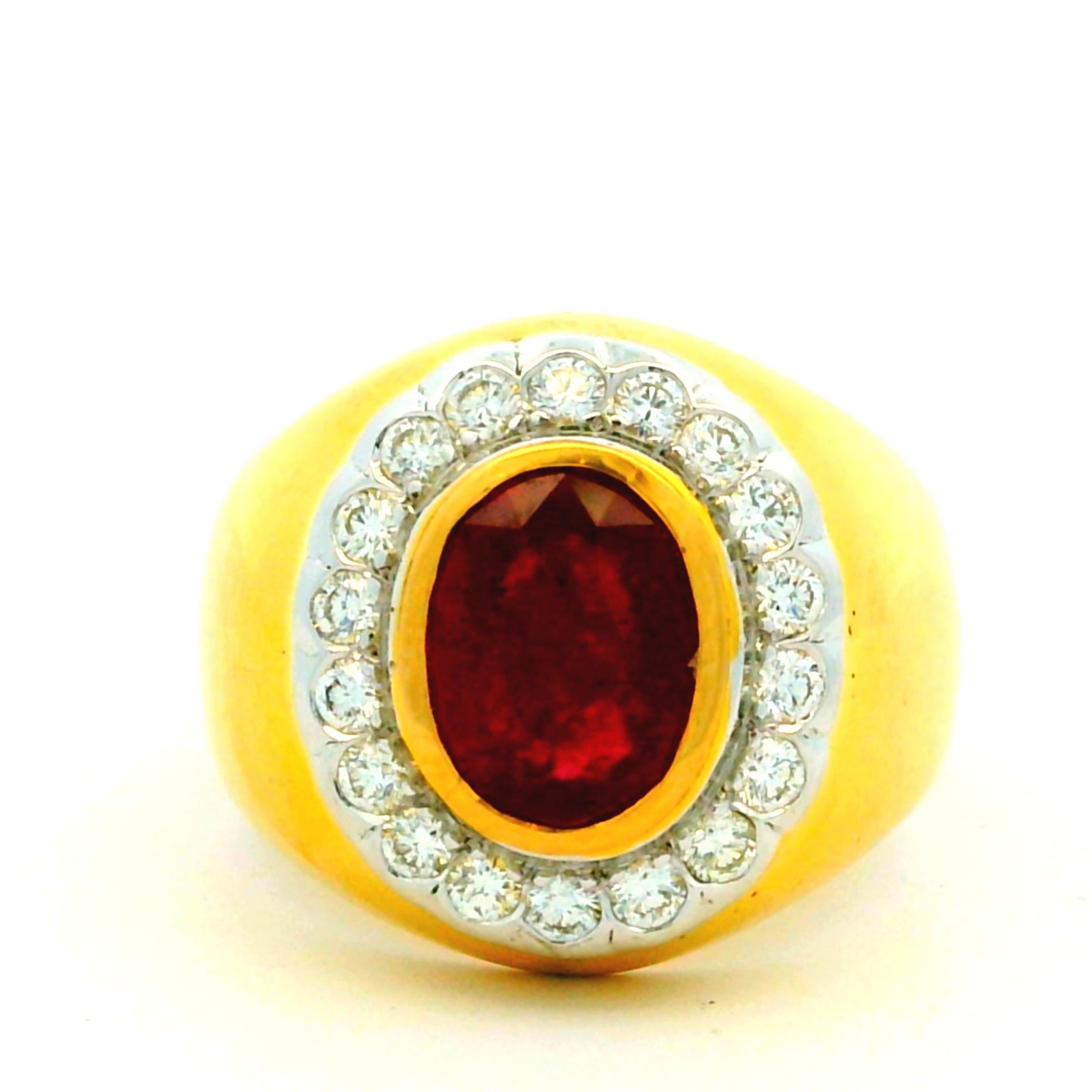 Rétro 1990s Italian 18K Gold Ruby and Diamond Halo Ring in vendita