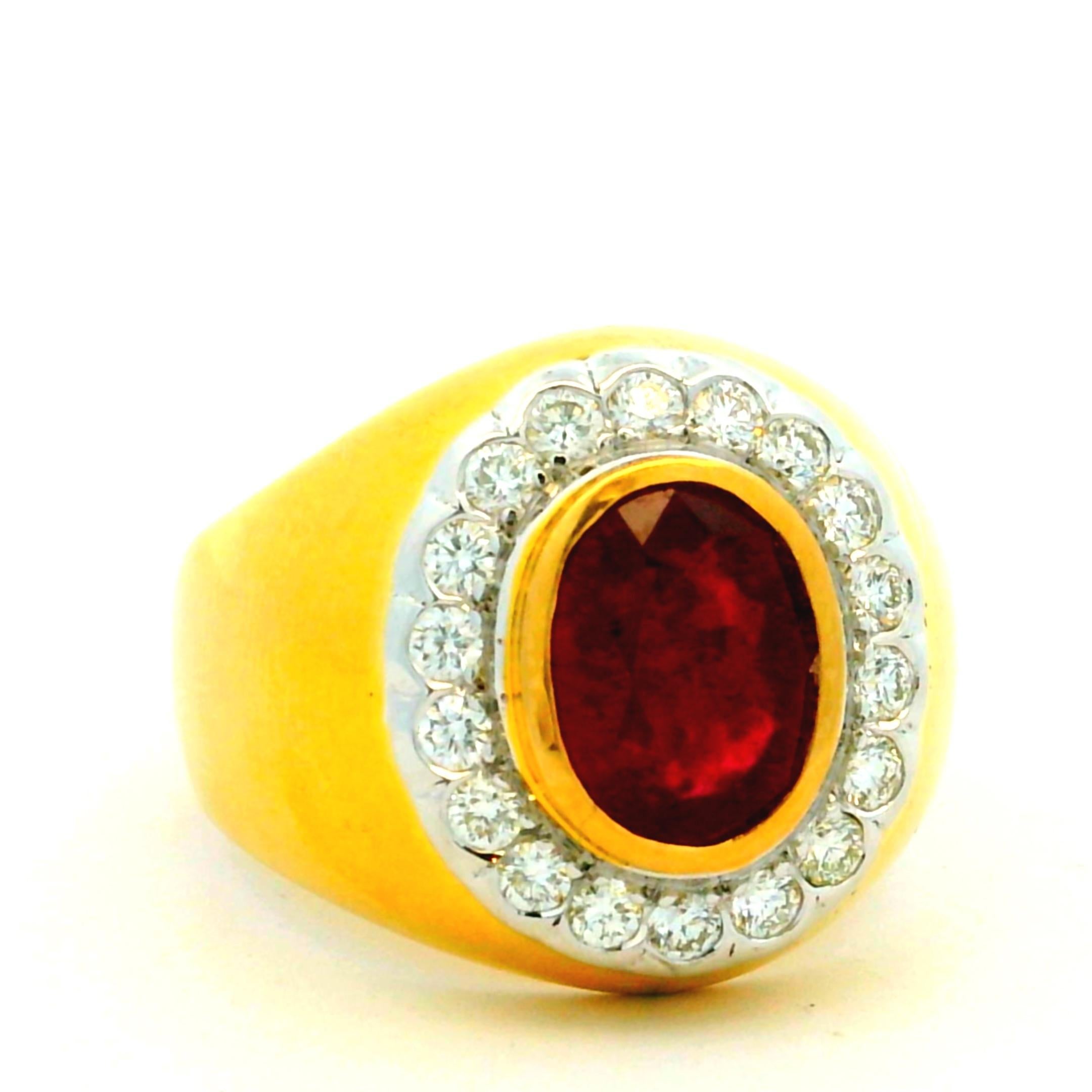Taglio ovale 1990s Italian 18K Gold Ruby and Diamond Halo Ring in vendita