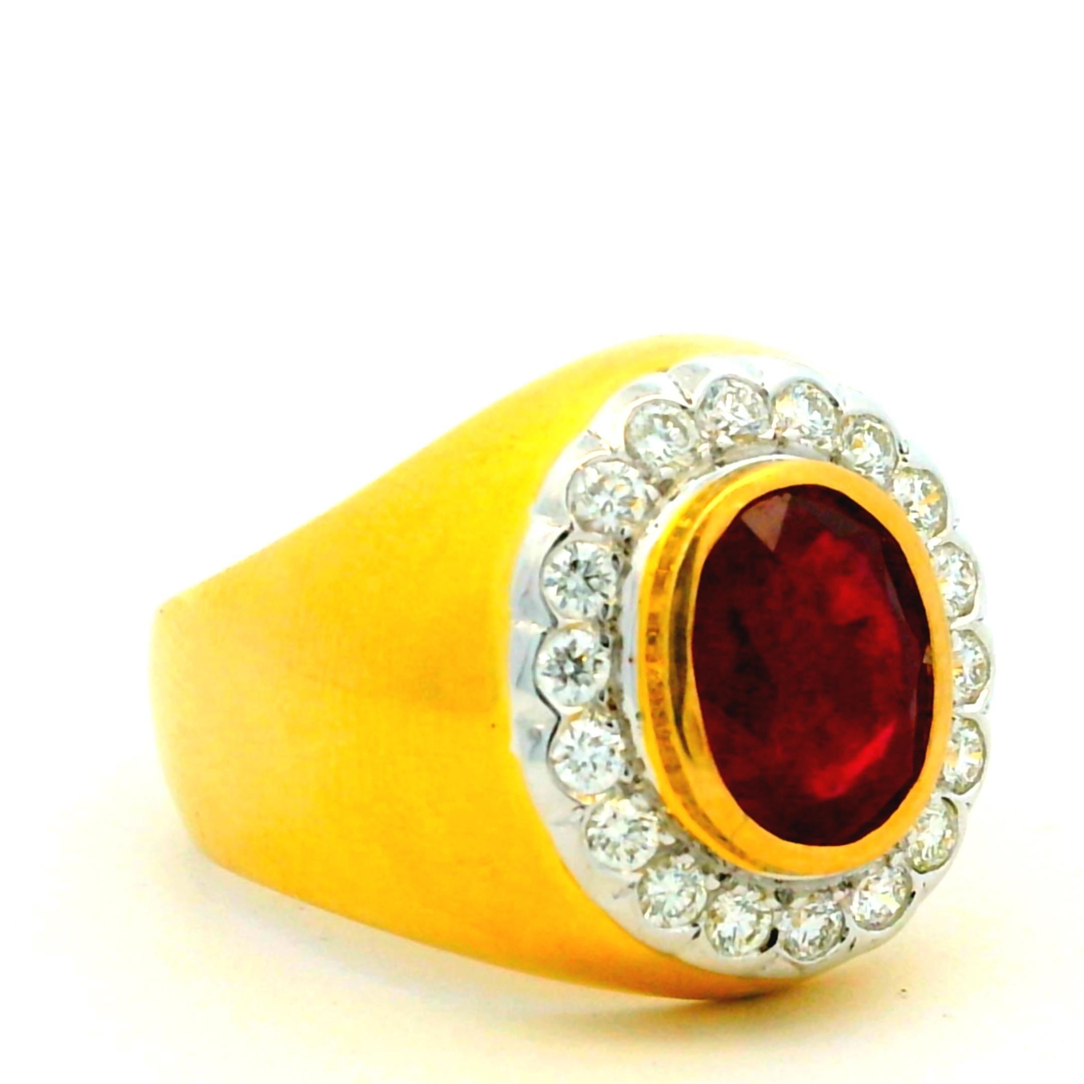 1990s Italian 18K Gold Ruby and Diamond Halo Ring In condizioni ottime in vendita a Miami, FL