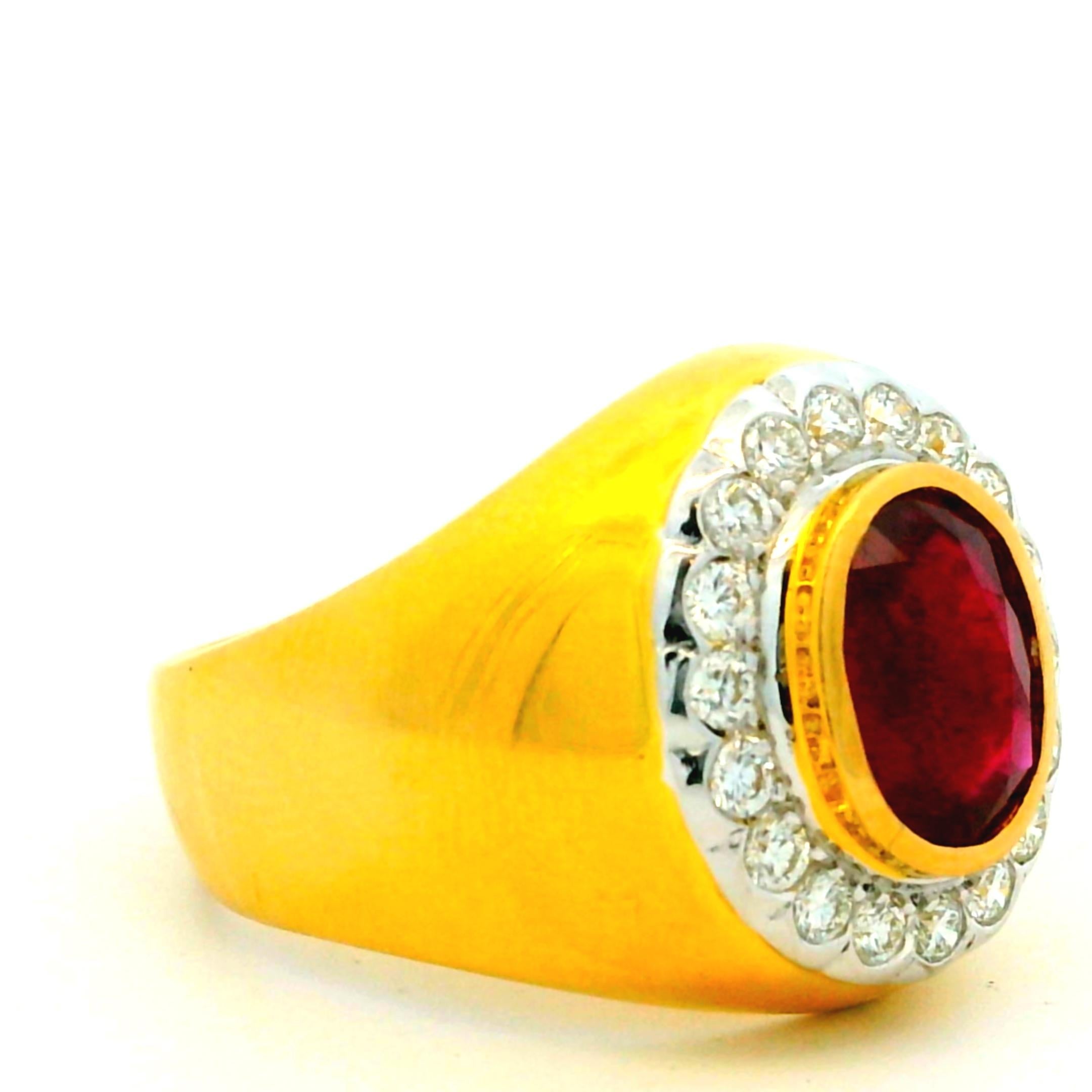 da uomo o donna 1990s Italian 18K Gold Ruby and Diamond Halo Ring in vendita