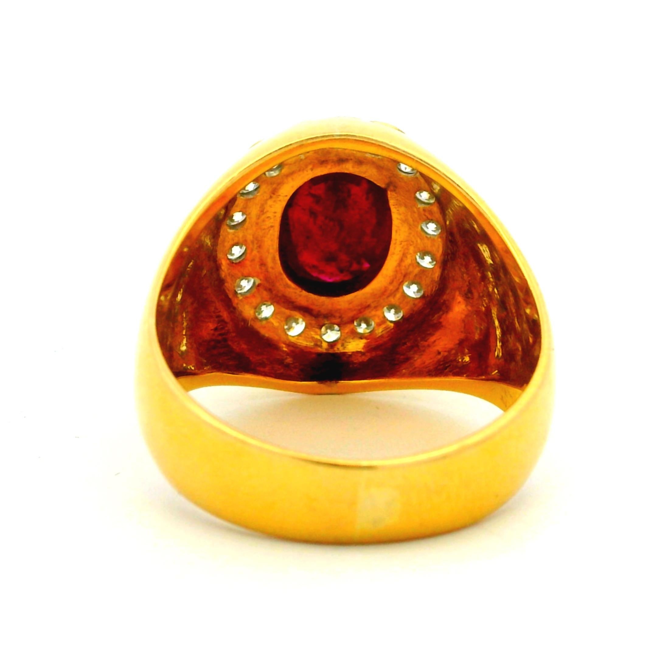 1990s Italian 18K Gold Ruby and Diamond Halo Ring in vendita 2