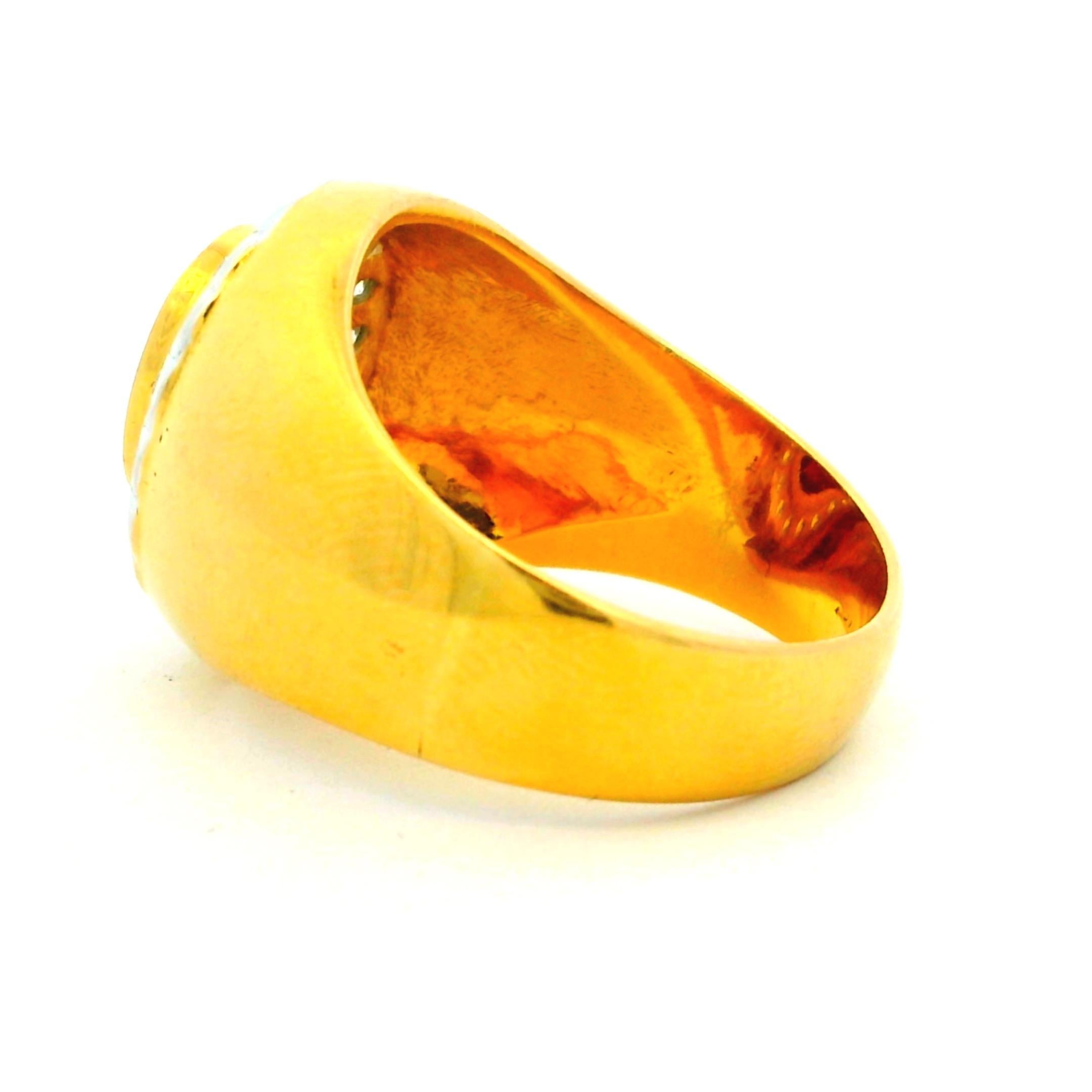 1990s Italian 18K Gold Ruby and Diamond Halo Ring in vendita 3