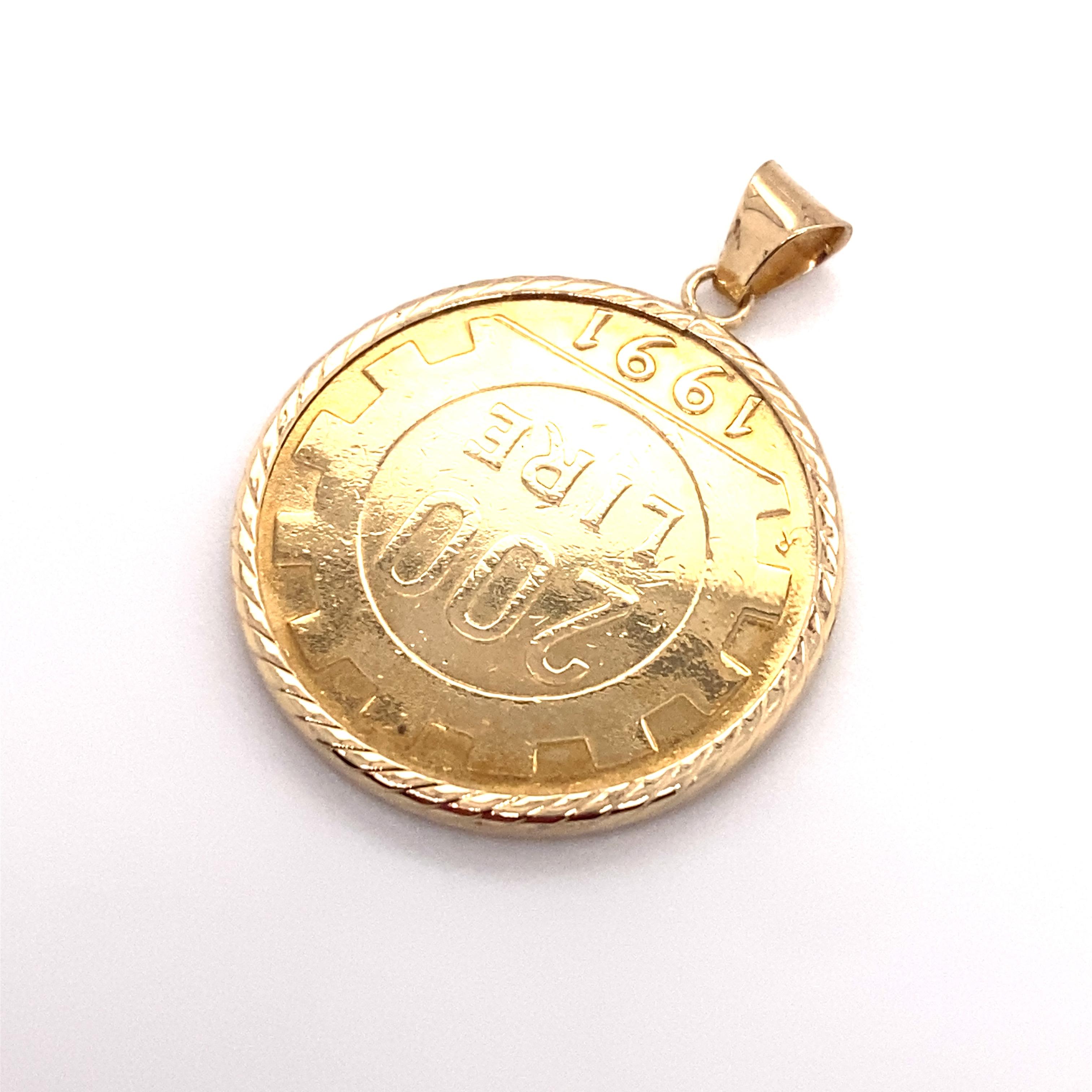 This unique pendant has an Italian 200 Lire coin from 1991. Set in a 14 k gold bezel.

Circa: 1990s
Metal Type: 14 Karat Yellow Gold
Weight: 5.6 grams
Dimensions: 1 in Length