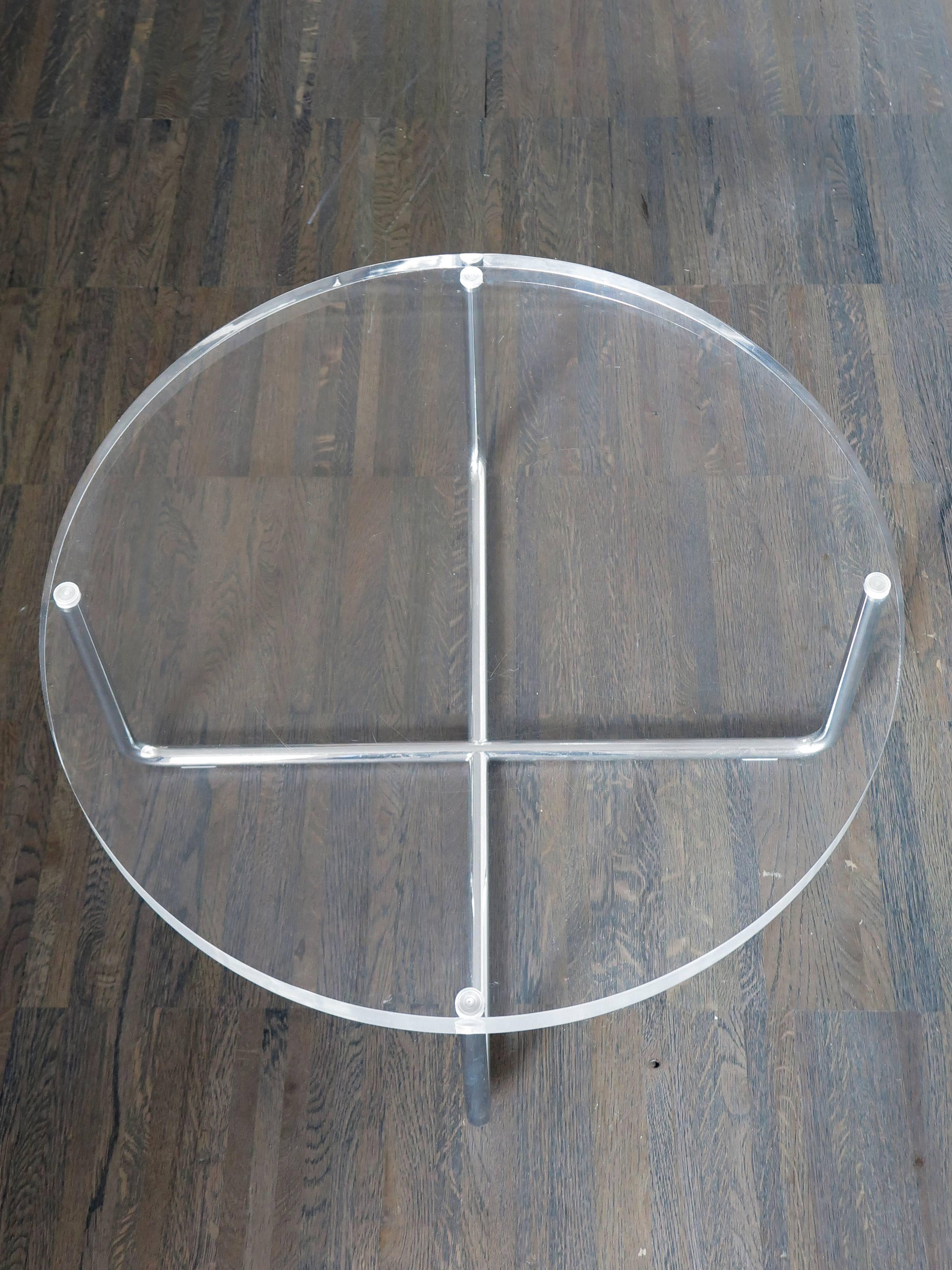 1990s Italian Circular Plexiglass Modern Coffee Table Produced by Minotti In Excellent Condition In Reggio Emilia, IT
