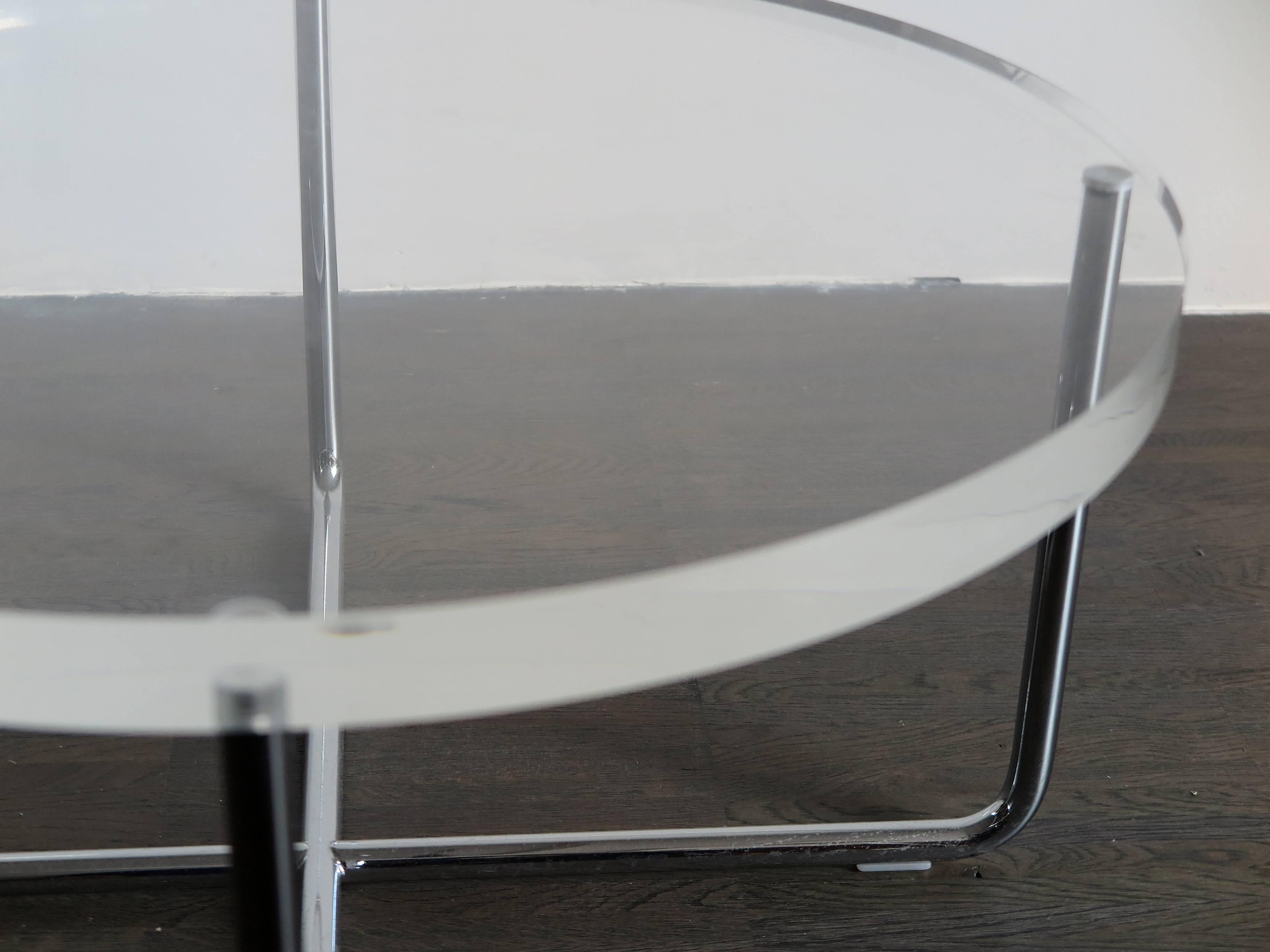 1990s Italian Circular Plexiglass Modern Coffee Table Produced by Minotti 2
