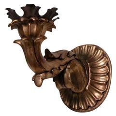 Lampada da parete in legno intagliato a mano degli anni '90 con motivo a foglie d'acanto