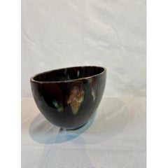 1990s Italian Hand-Painted Oval Ceramic Centerpiece with Dark Brown Ivory Accent