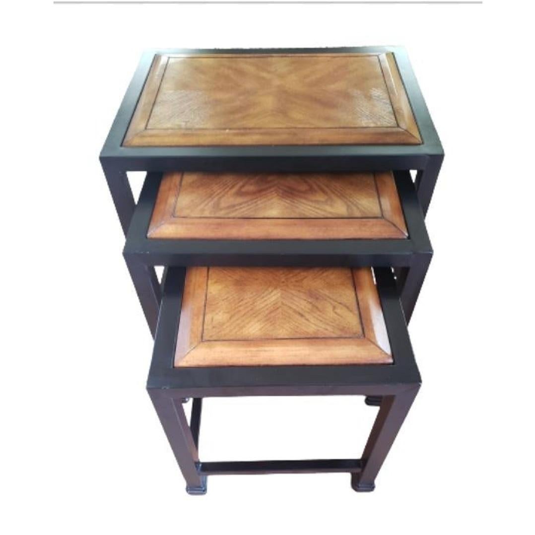 Forgé Tables gigognes italiennes en métal et bois des années 1990, lot de 3 en vente