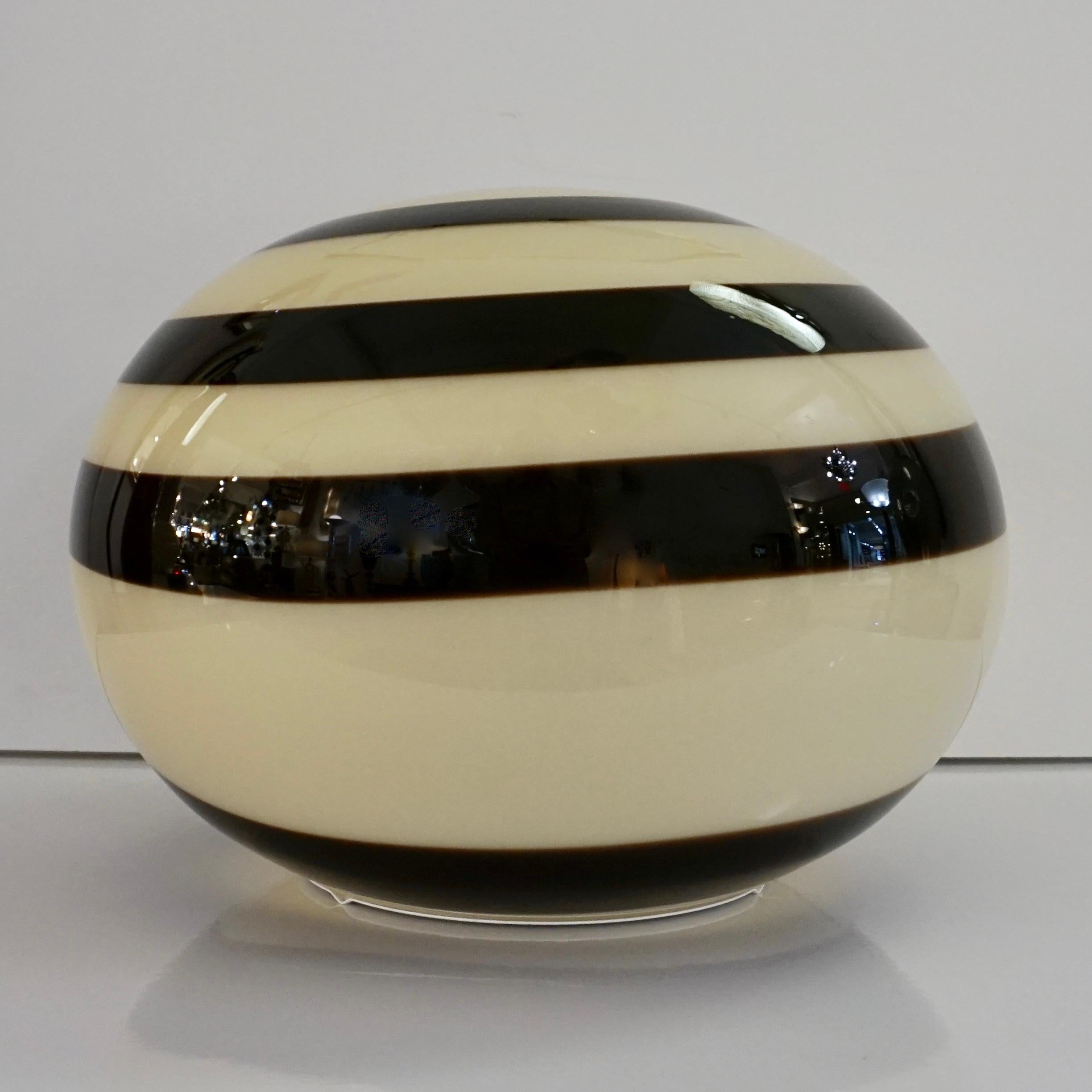 Organic Modern 1990s Italian Mid-Century Modern Pair of Black & White Glass Globe Sphere Lamps