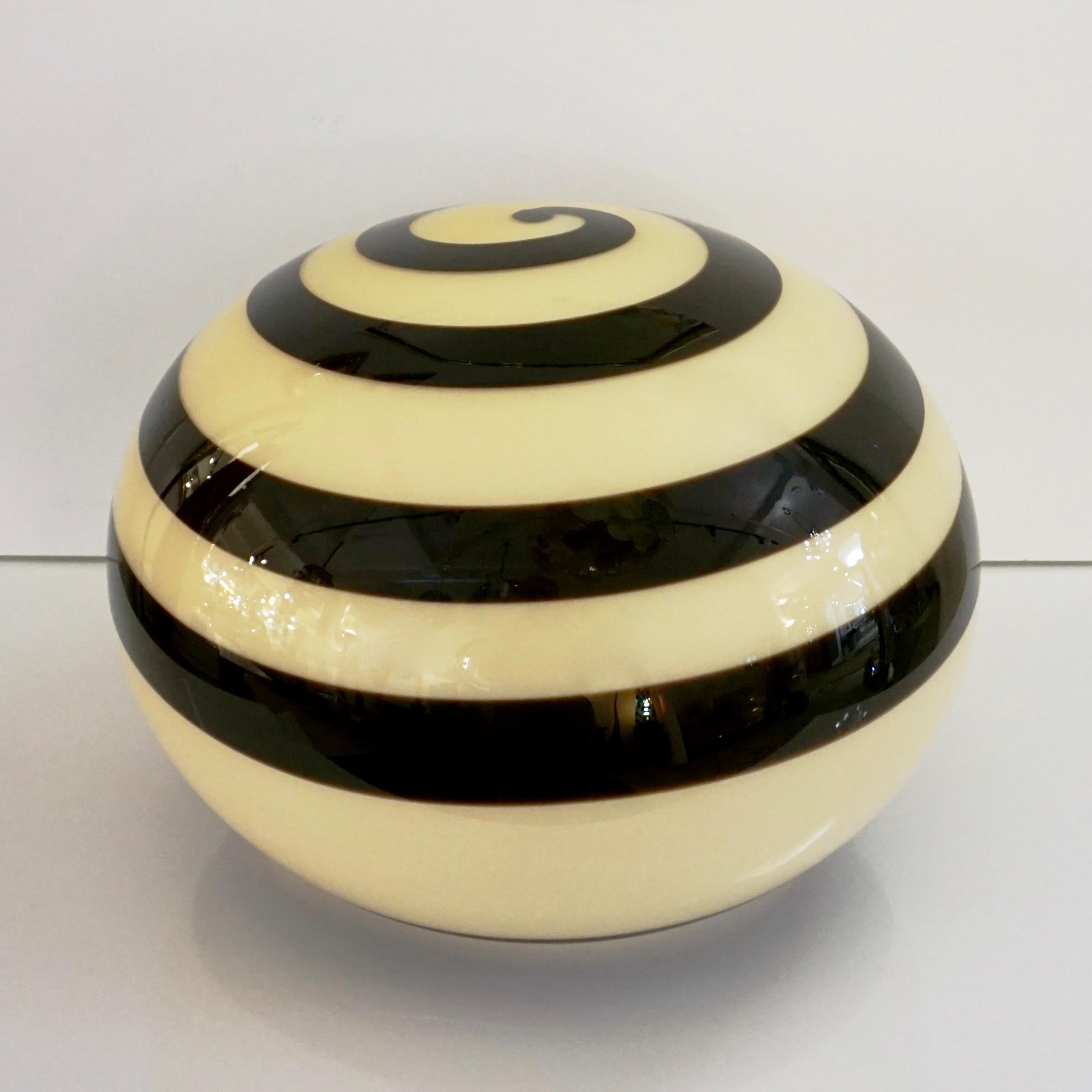 Metal 1990s Italian Mid-Century Modern Pair of Black & White Glass Globe Sphere Lamps
